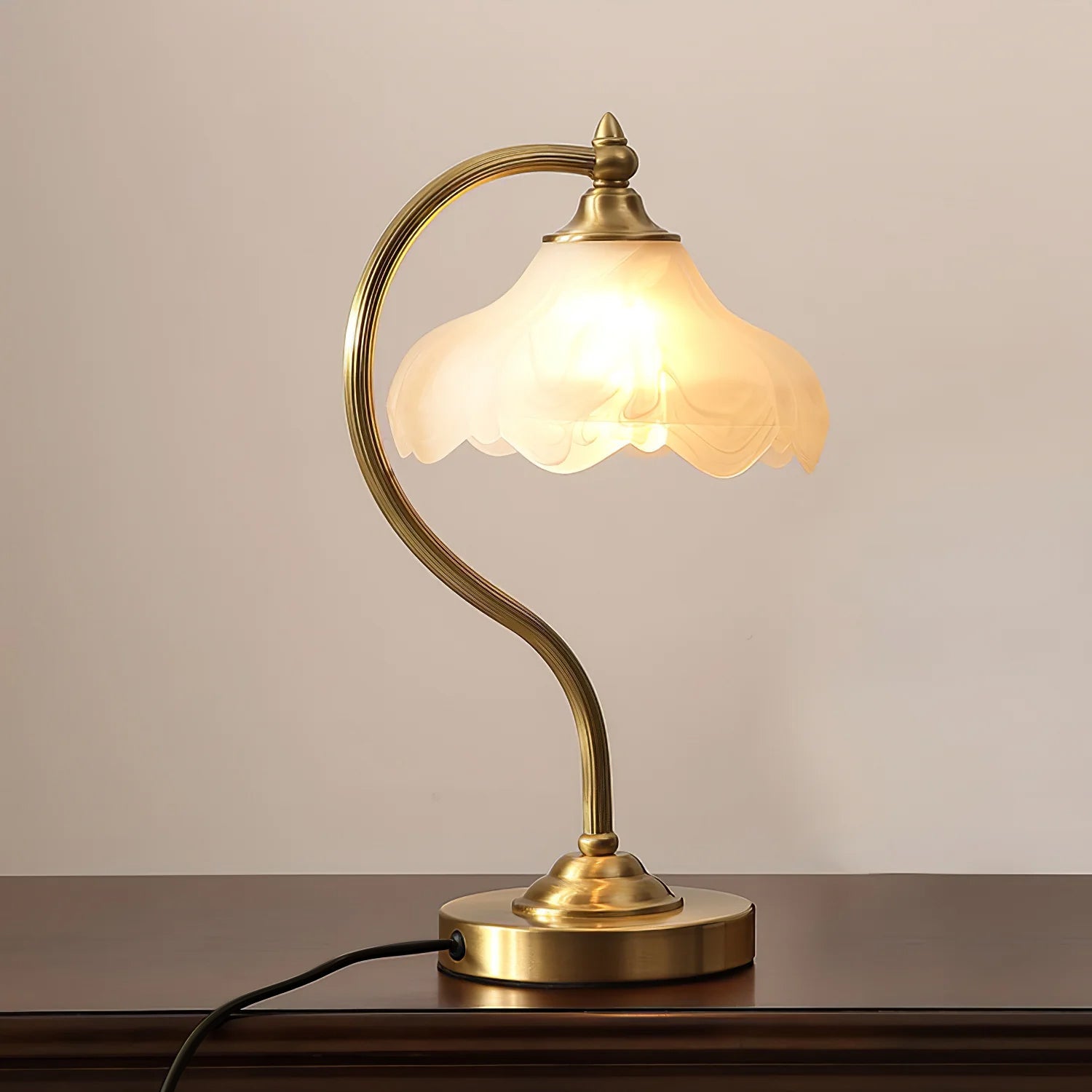 Lámpara de Mesa Magnolya de Brass y Vidrio con Diseño Artístico – Compatible con LED y Edison, 42cm de Altura 3