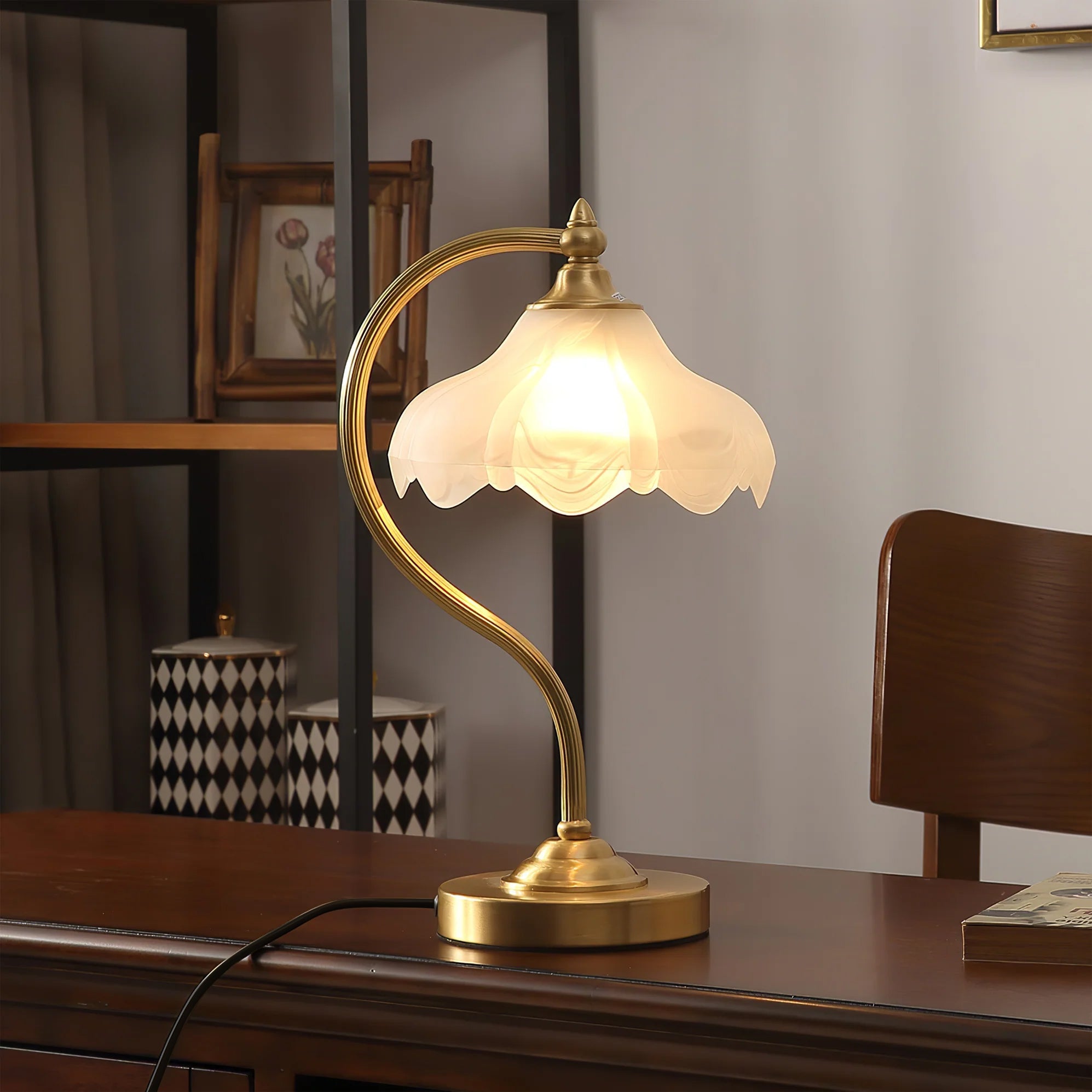 Lámpara de Mesa Magnolya de Brass y Vidrio con Diseño Artístico – Compatible con LED y Edison, 42cm de Altura 5