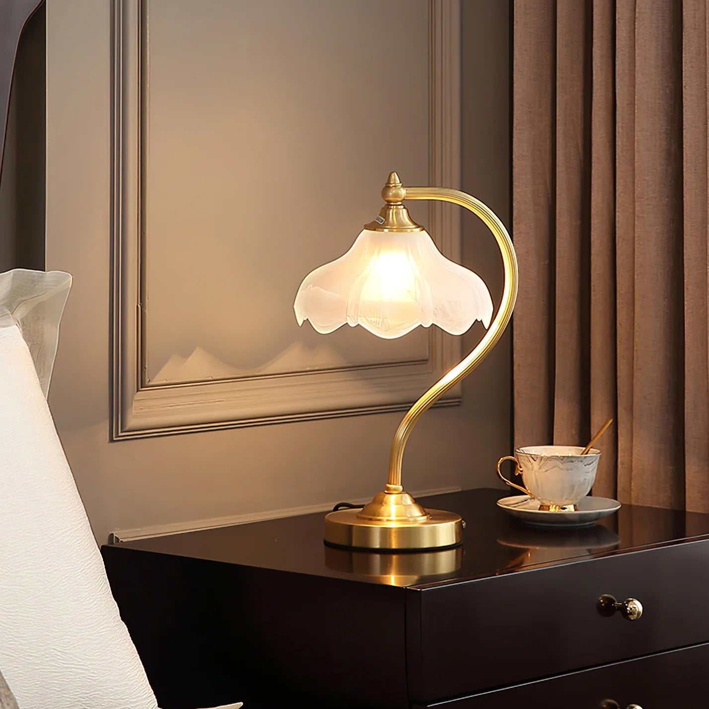 Lámpara de Mesa Magnolya de Brass y Vidrio con Diseño Artístico – Compatible con LED y Edison, 42cm de Altura 7
