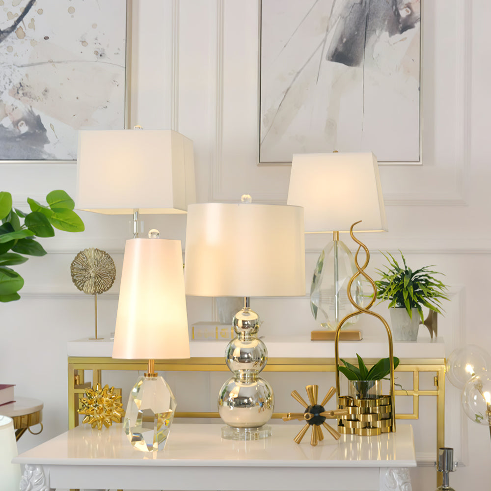 Lámpara de Mesa Marcella de Cristal Cortado, Diseño Moderno con Pantalla Blanca, Ideal para Mesitas de Noche y Espacios Reducidos 7