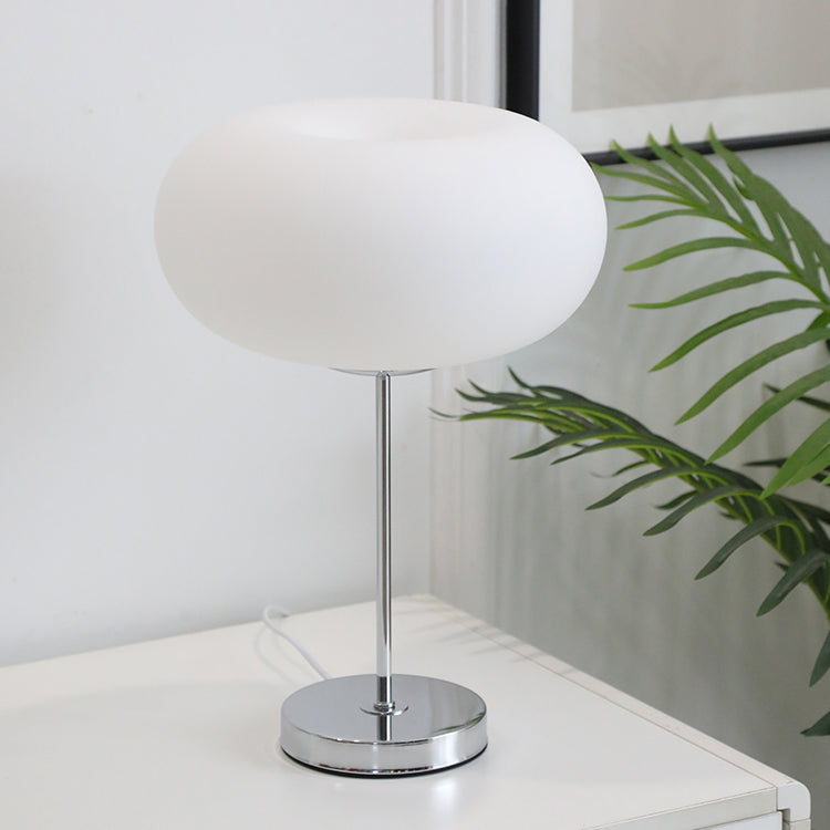 Lámpara de Mesa Minimalista Plata con Luz LED, Diseño Moderno para Mesita de Noche y Espacios Reducidos 2