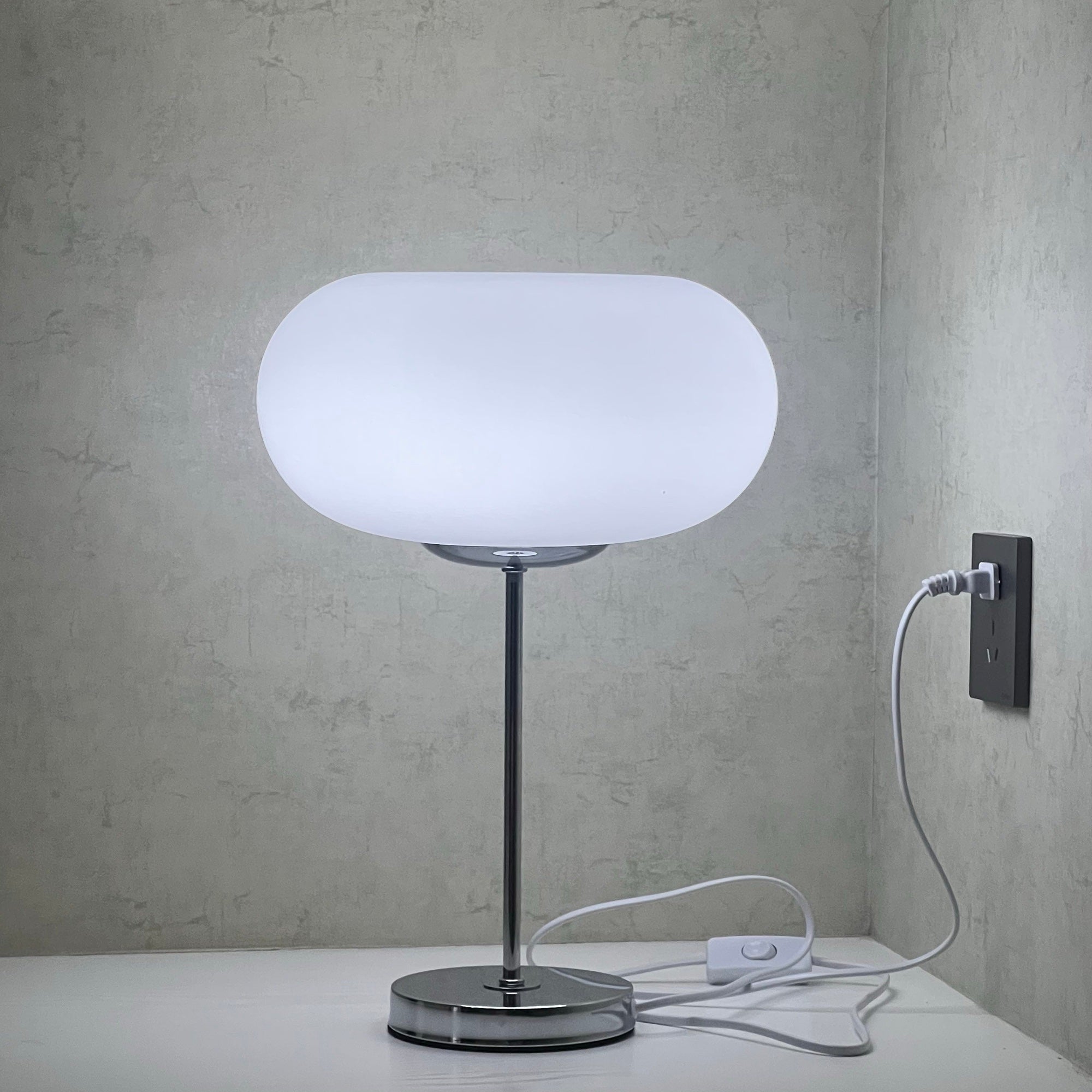 Lámpara de Mesa Minimalista Plata con Luz LED, Diseño Moderno para Mesita de Noche y Espacios Reducidos 3
