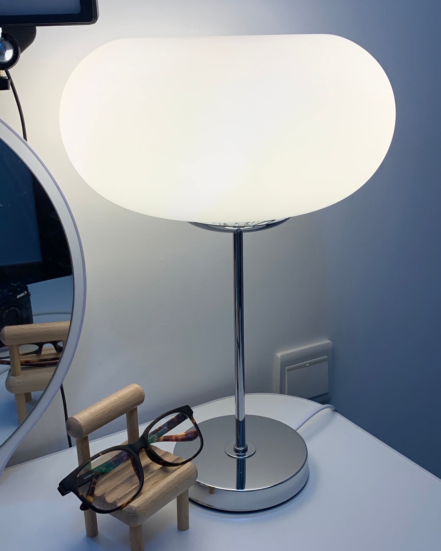 Lámpara de Mesa Minimalista Plata con Luz LED, Diseño Moderno para Mesita de Noche y Espacios Reducidos 4