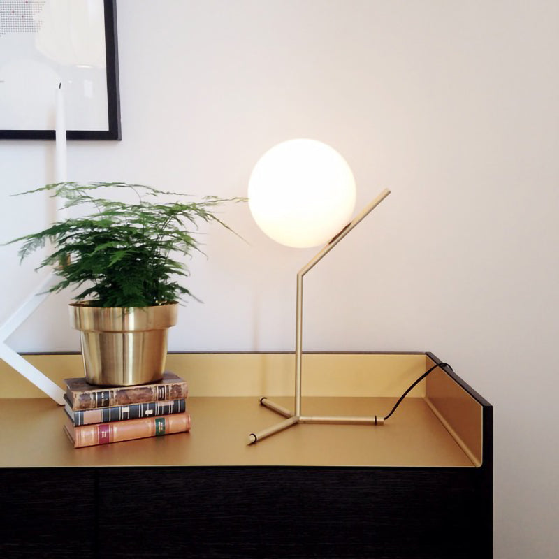 Lámpara de Mesa Moderna IC Lights con Base de Latón y Pantalla de Vidrio Blanco – Tamaño Estándar 2