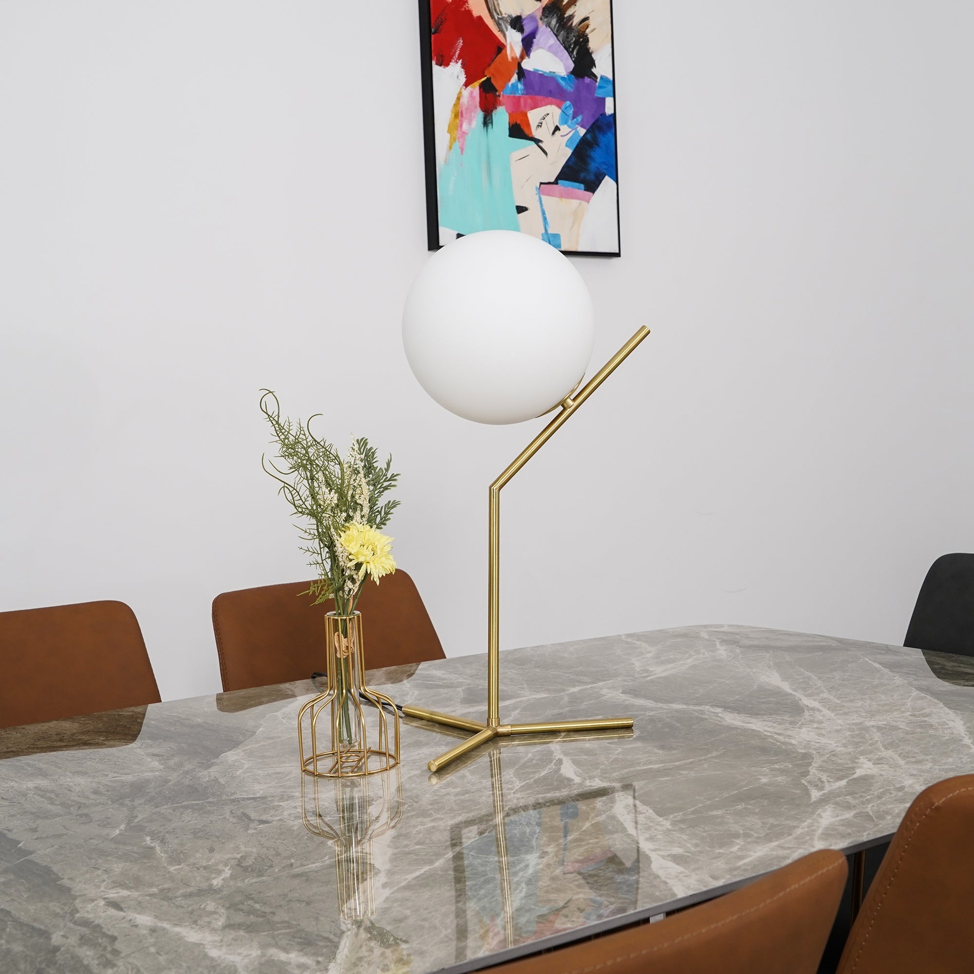 Lámpara de Mesa Moderna IC Lights con Base de Latón y Pantalla de Vidrio Blanco – Tamaño Estándar 4