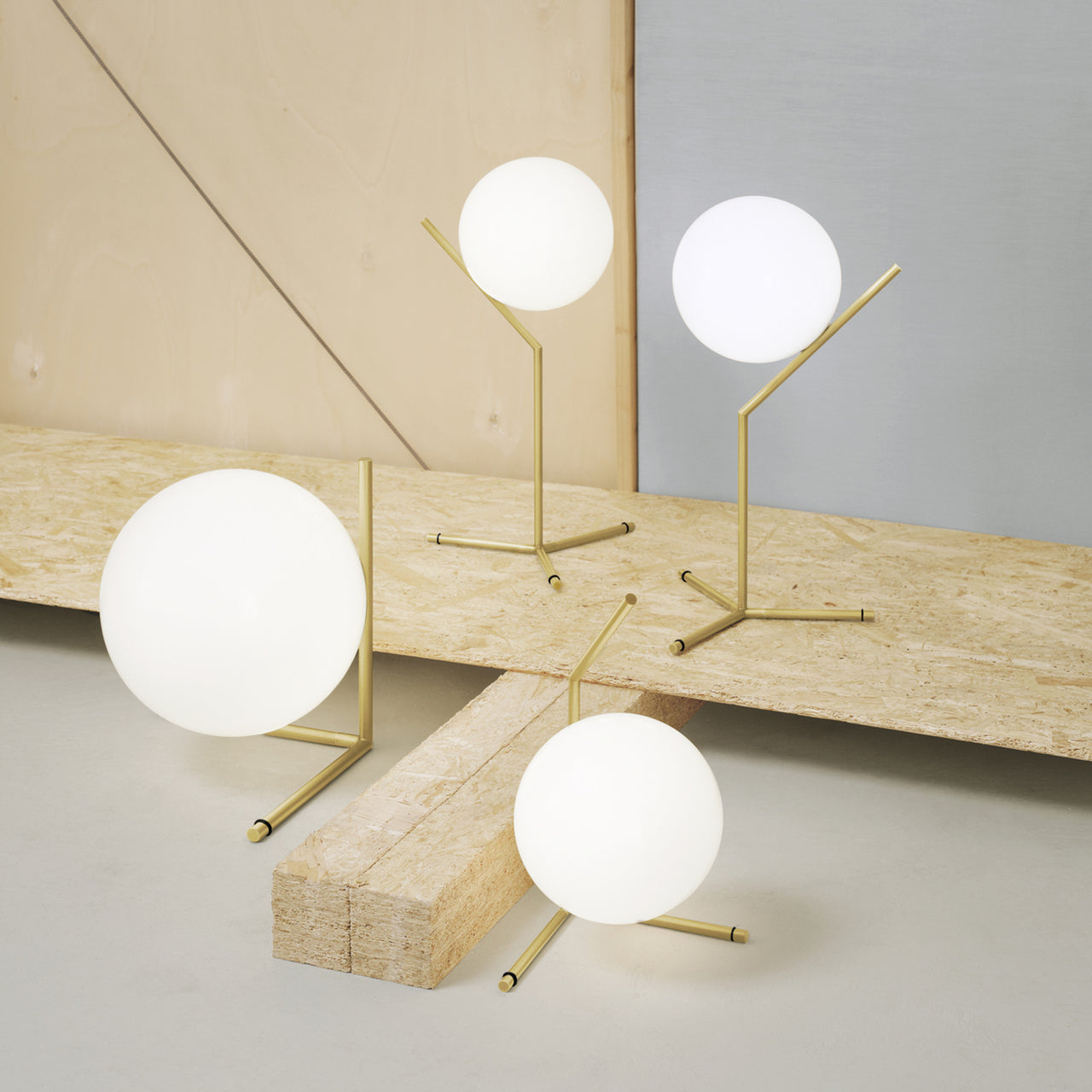 Lámpara de Mesa Moderna IC Lights con Base de Latón y Pantalla de Vidrio Blanco – Tamaño Estándar 5