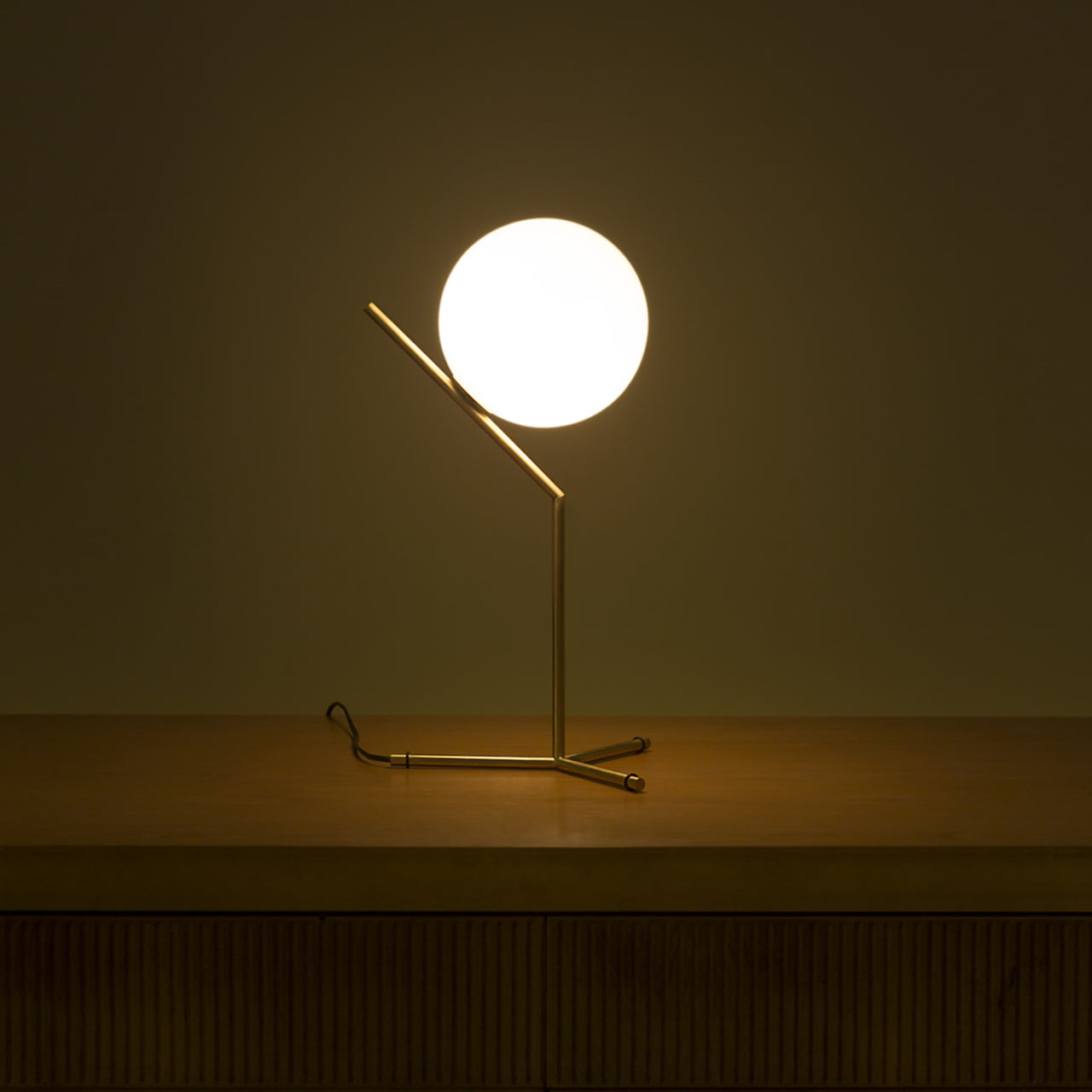 Lámpara de Mesa Moderna IC Lights con Base de Latón y Pantalla de Vidrio Blanco – Tamaño Estándar 7