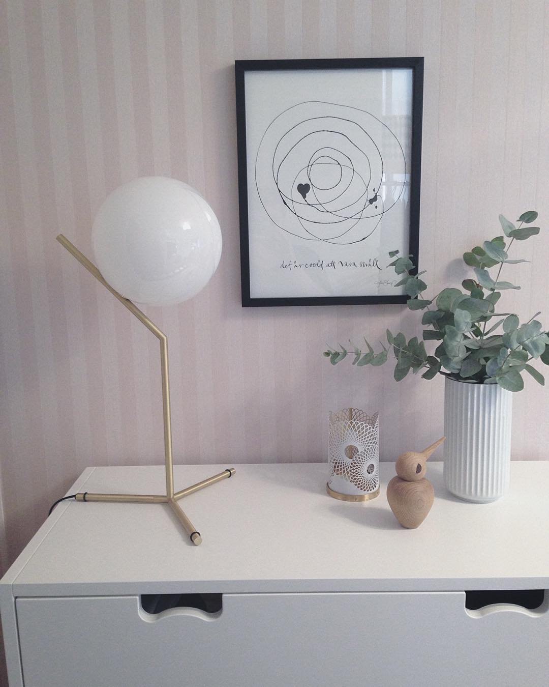 Lámpara de Mesa Moderna IC Lights con Base de Latón y Pantalla de Vidrio Blanco – Tamaño Estándar 8