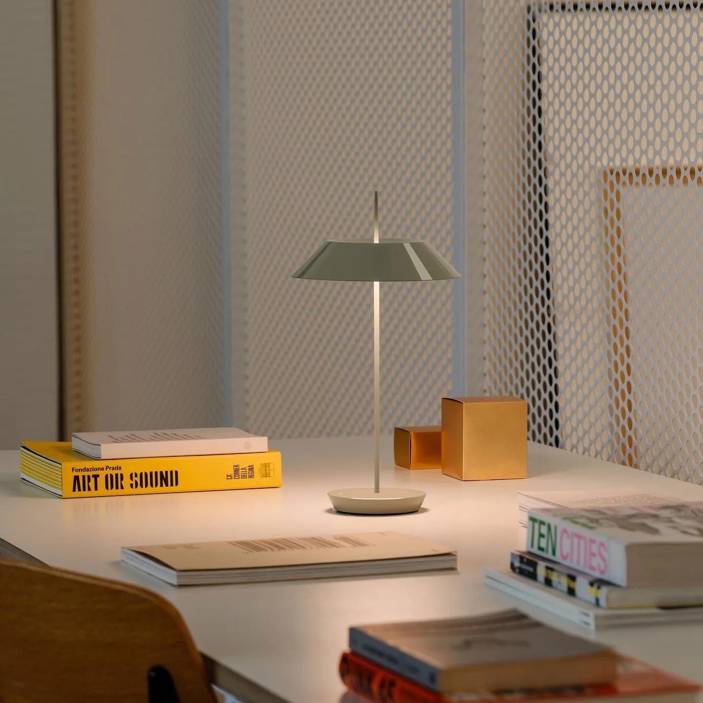 Lámpara de Mesa Moderna LED de Metal, Diseño Elegante en Varios Colores - Ideal para Escritorios y Mesitas de Noche 3