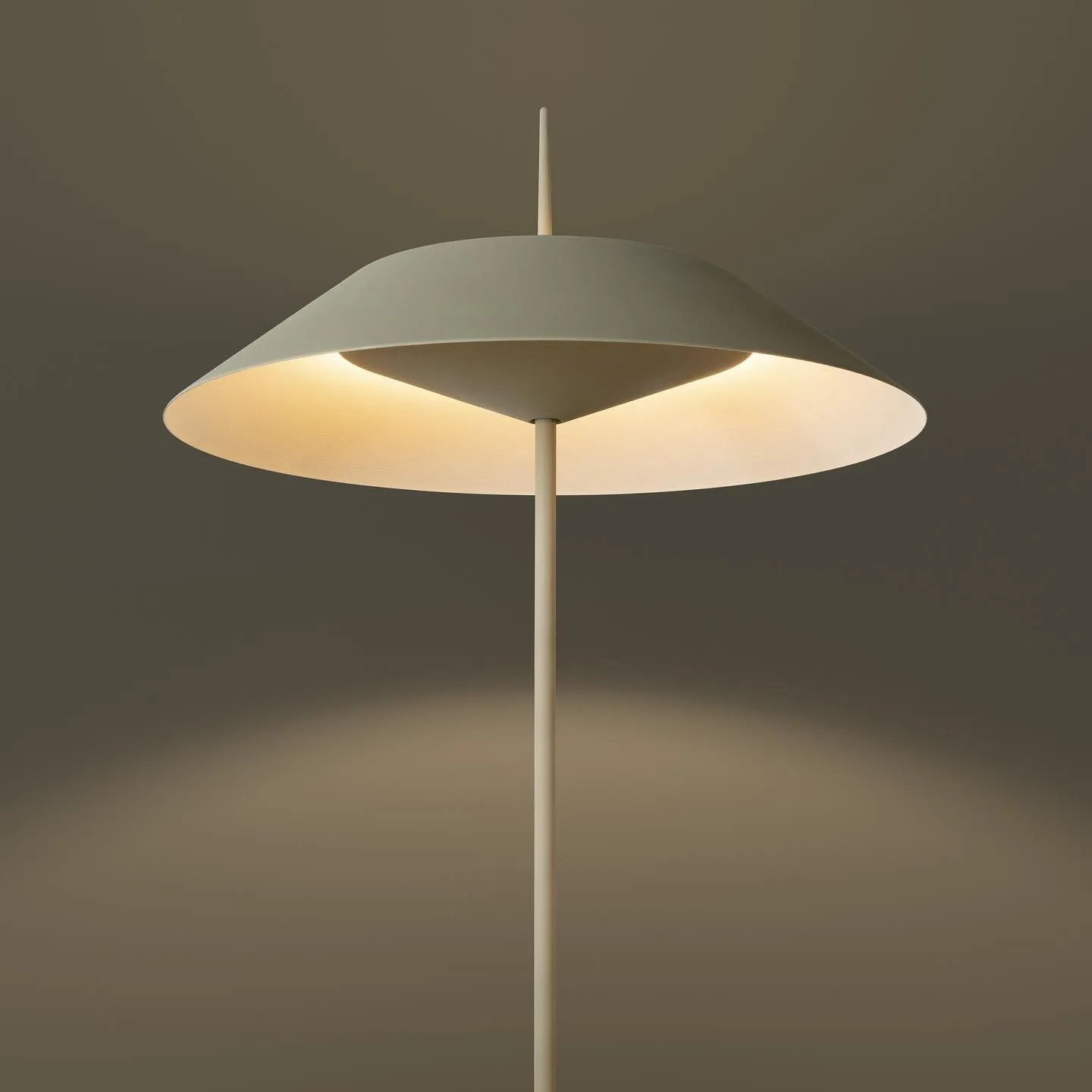 Lámpara de Mesa Moderna LED de Metal, Diseño Elegante en Varios Colores - Ideal para Escritorios y Mesitas de Noche 6