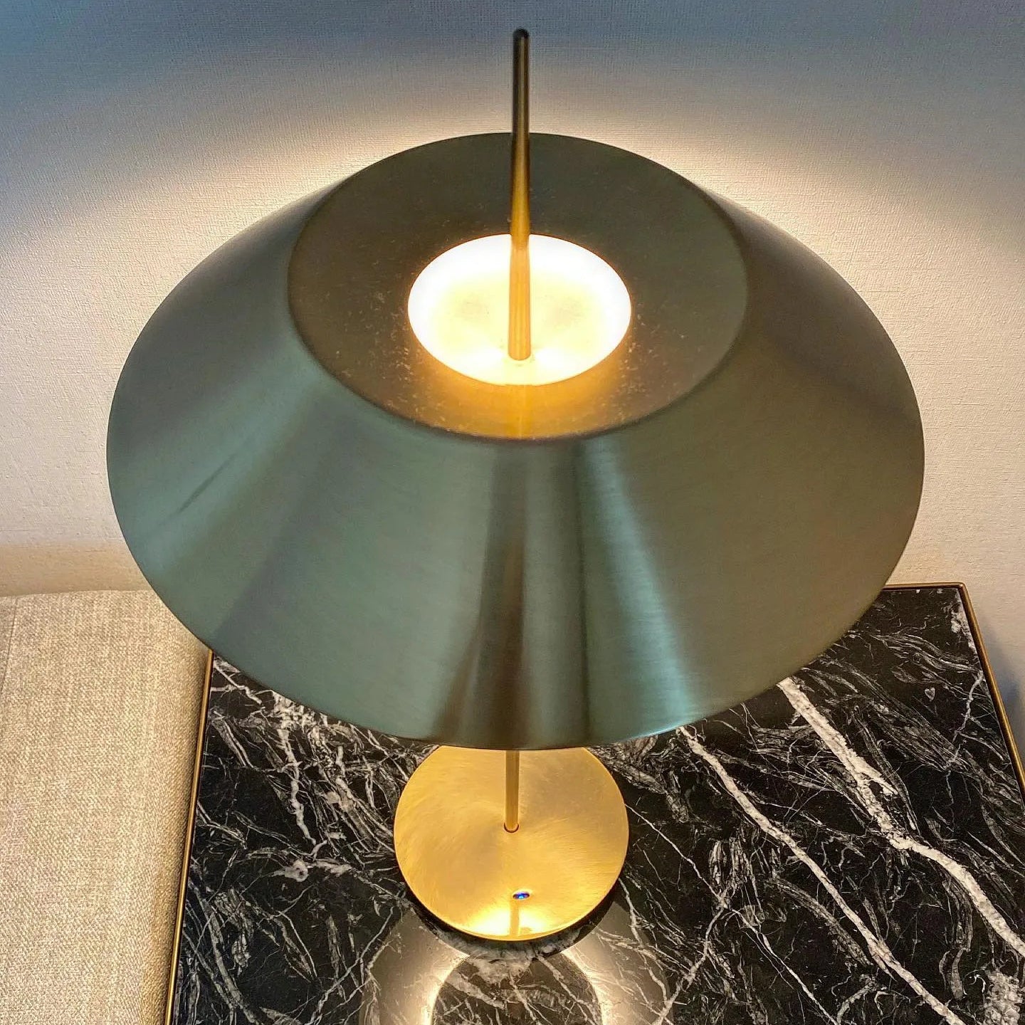 Lámpara de Mesa Moderna LED de Metal, Diseño Elegante en Varios Colores - Ideal para Escritorios y Mesitas de Noche 7