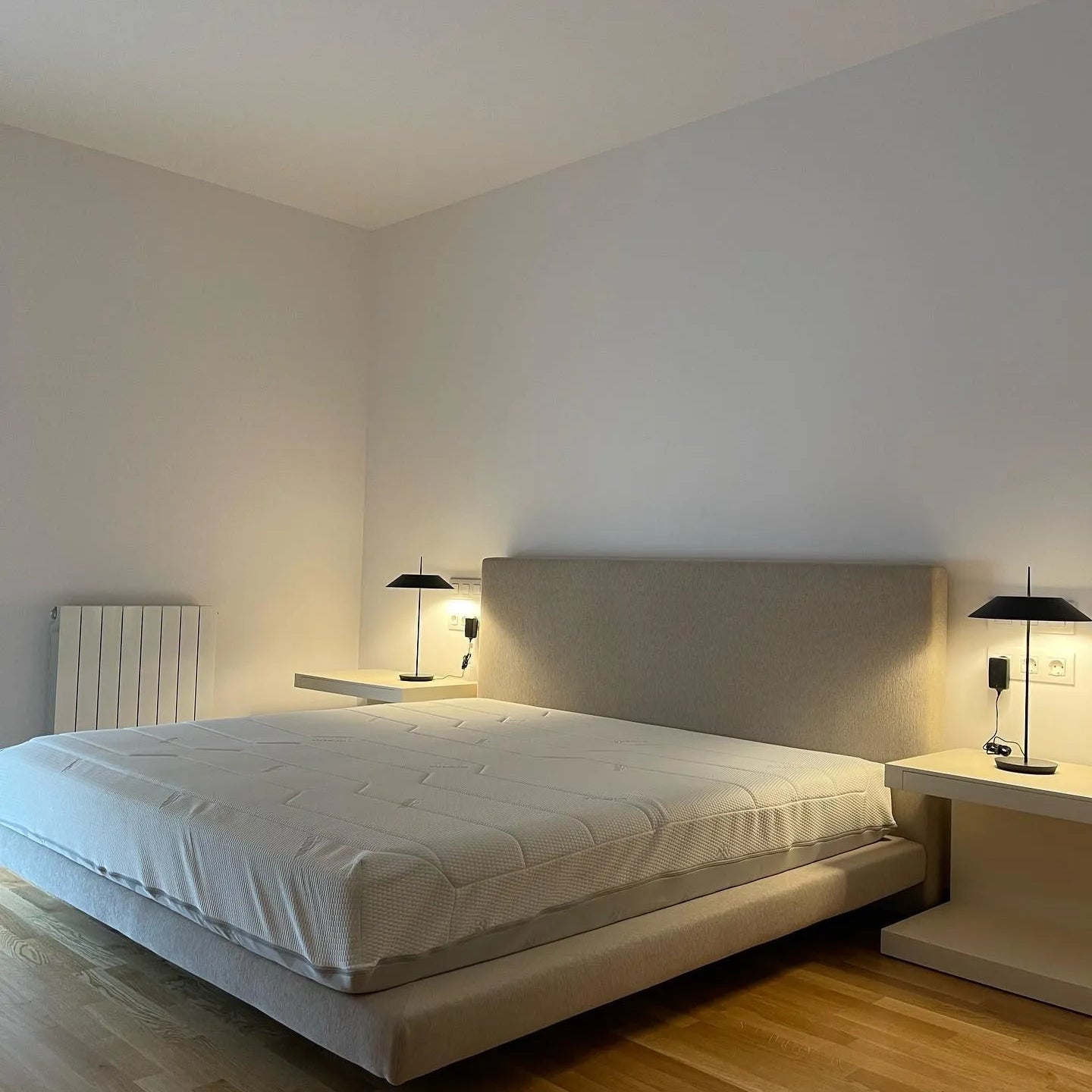 Lámpara de Mesa Moderna LED de Metal, Diseño Elegante en Varios Colores - Ideal para Escritorios y Mesitas de Noche 8