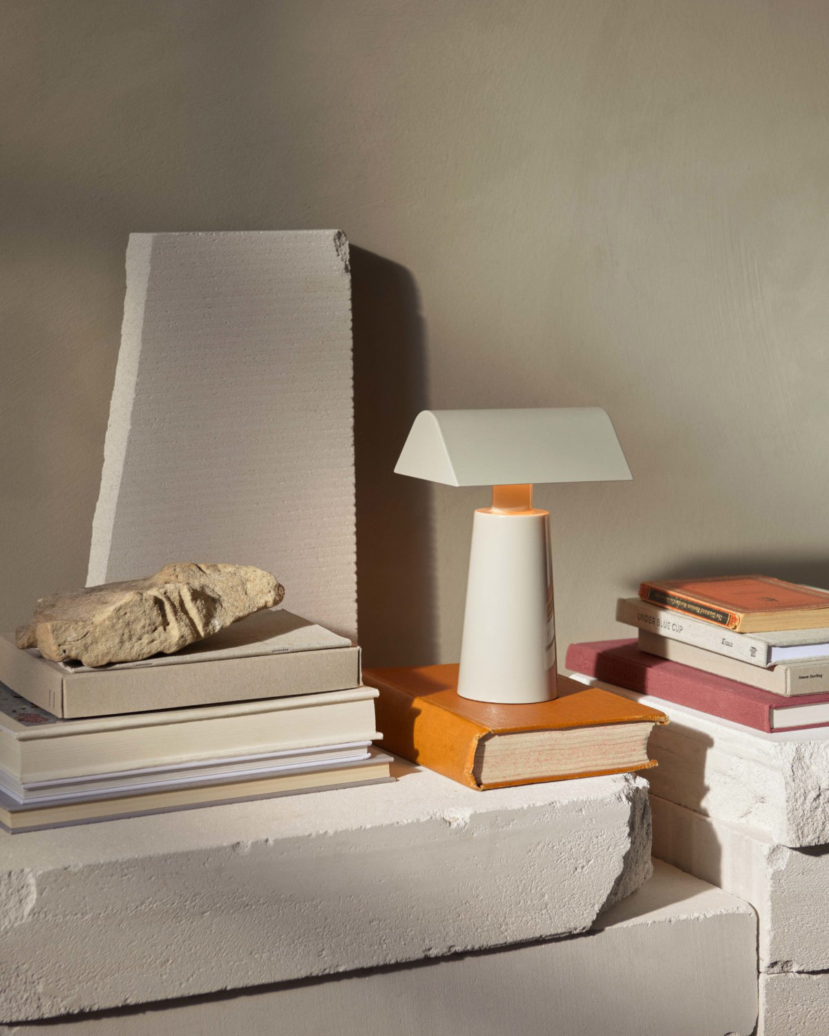 Lámpara de Mesa Moderna LED de Metal con Cambio de Color – Ideal para Escritorios y Mesitas de Noche, 15 cm Diámetro 4