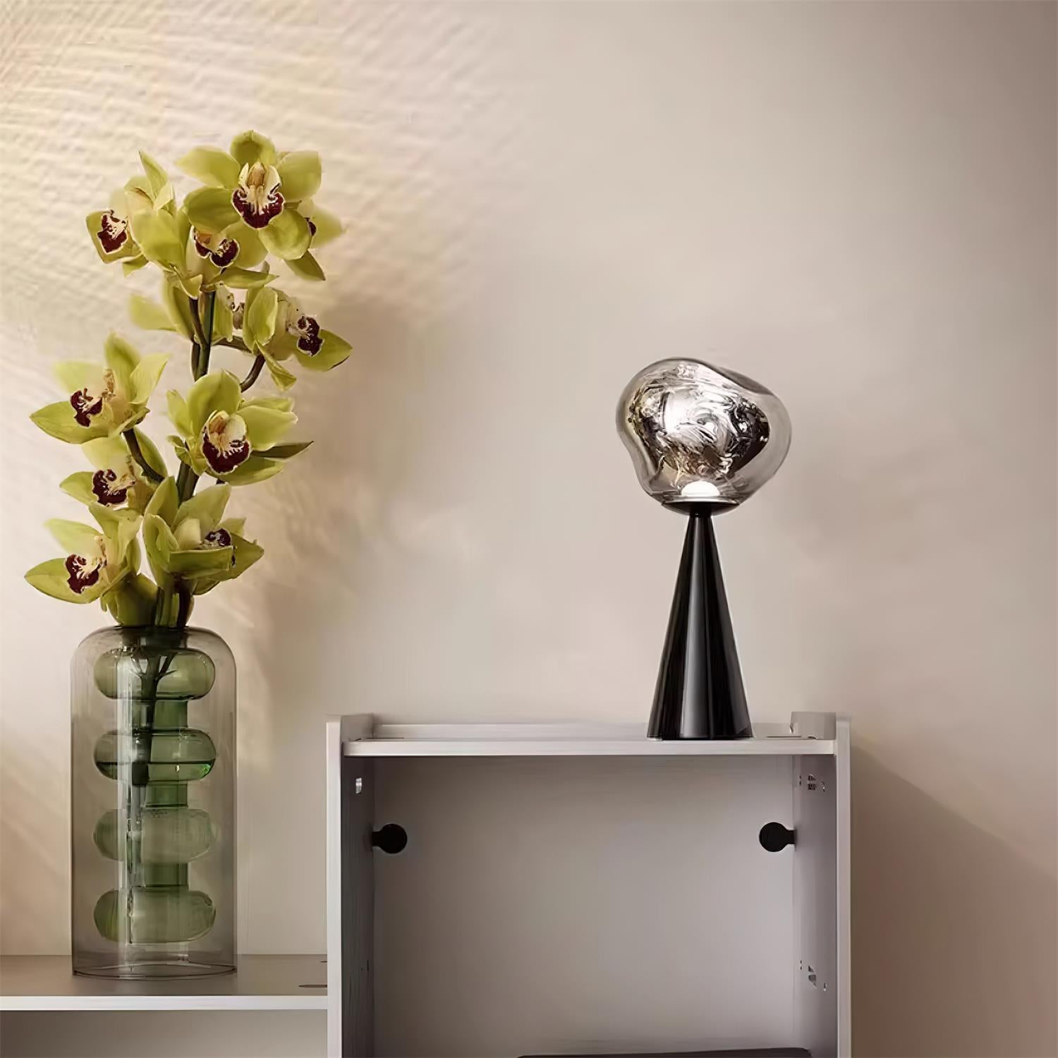 Lámpara de Mesa Moderna Lava Charge con Base de Metal, Pantalla de Acrílico y Puerto USB – Ideal para Decoración Interior 6