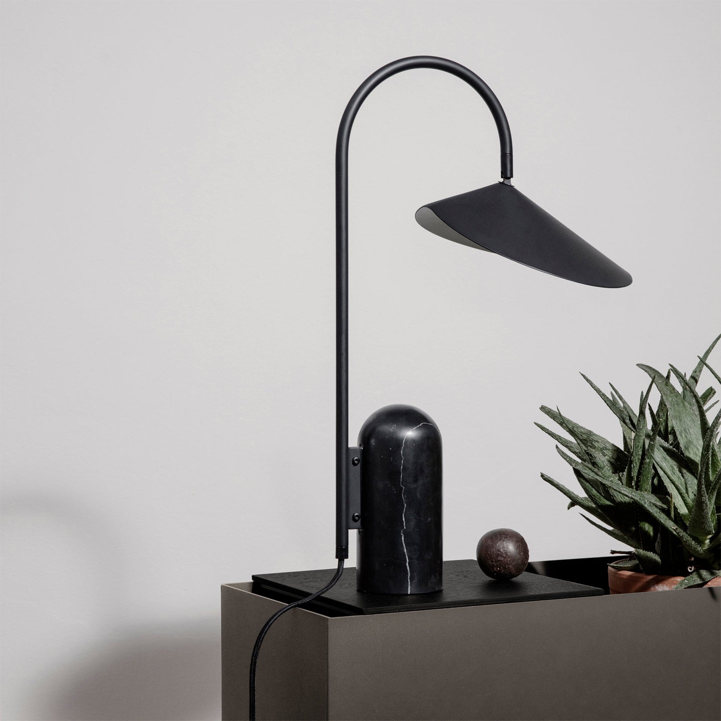 Lámpara de Mesa Moderna con Base de Mármol Negro y Pantalla Cónica – Diseño Minimalista 2