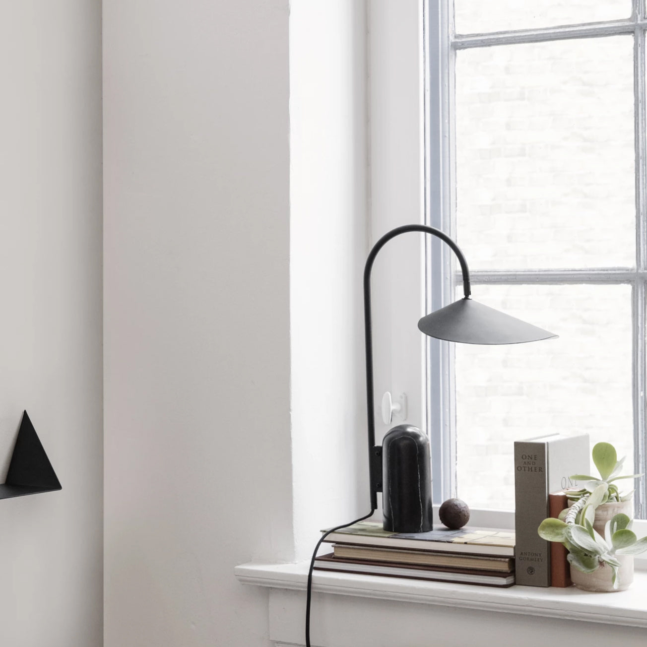 Lámpara de Mesa Moderna con Base de Mármol Negro y Pantalla Cónica – Diseño Minimalista 3