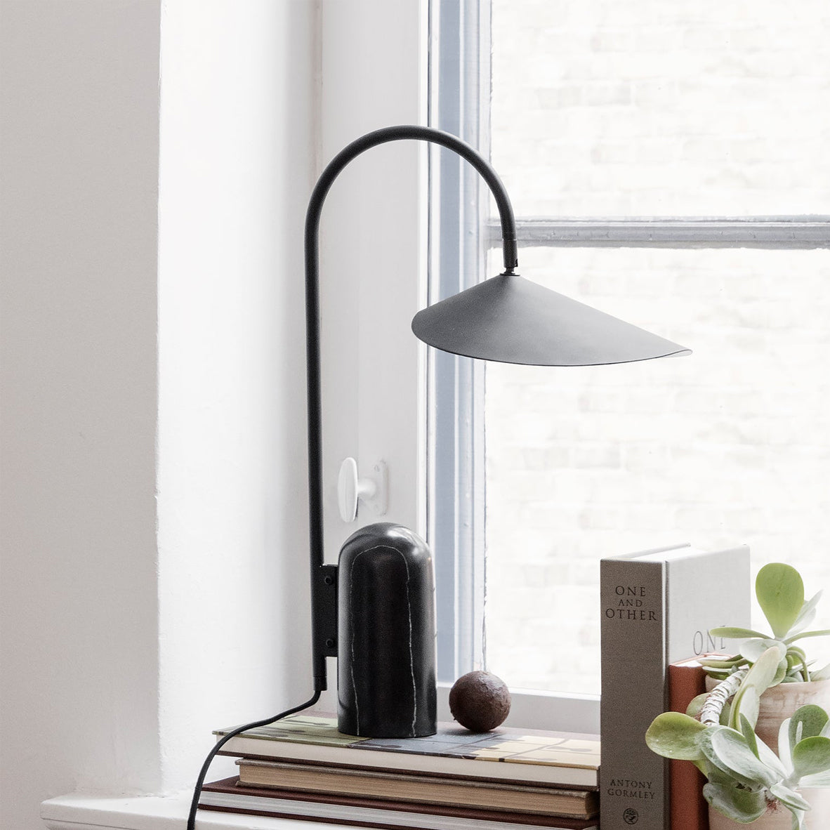 Lámpara de Mesa Moderna con Base de Mármol Negro y Pantalla Cónica – Diseño Minimalista 4