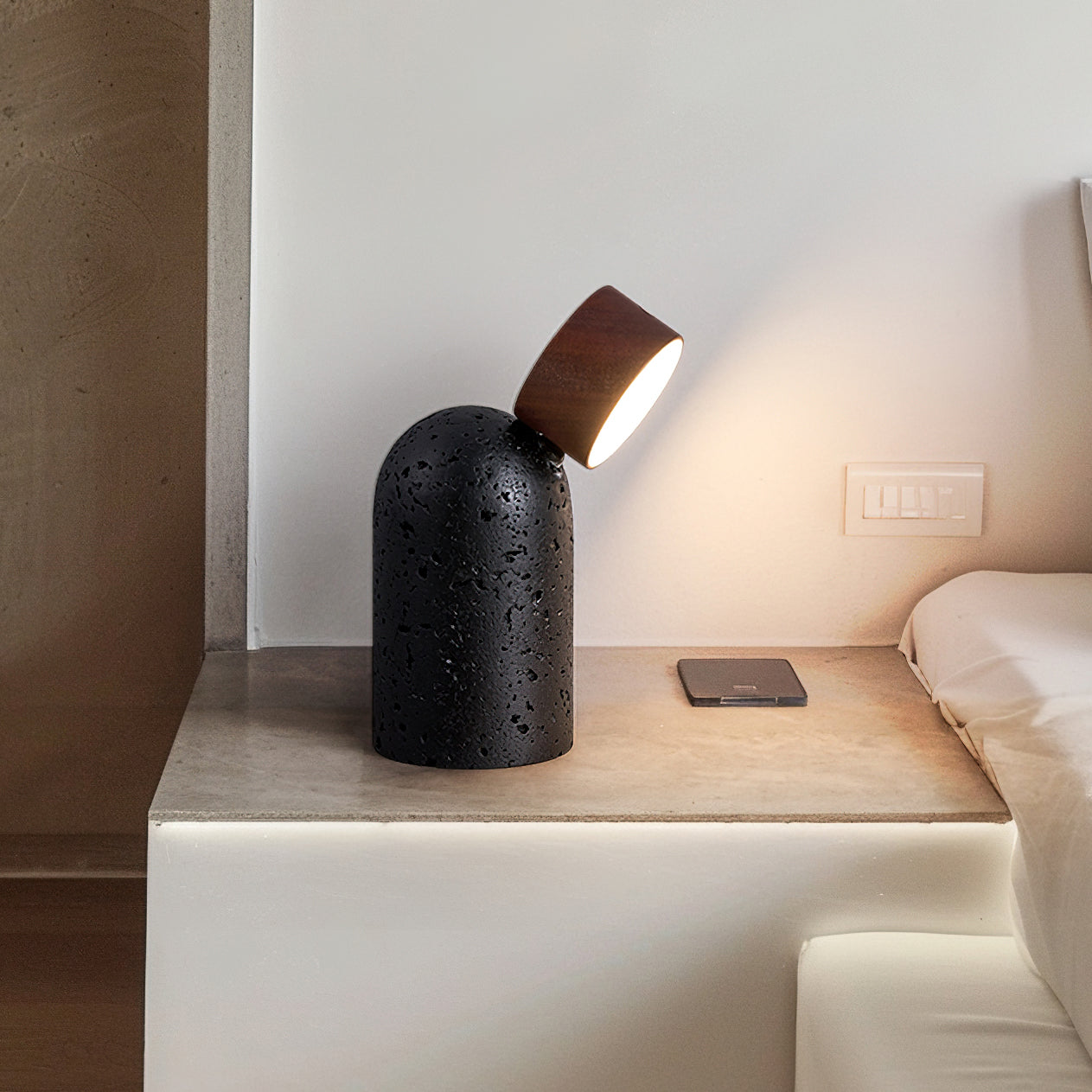Lámpara de Mesa Moderna con Base de Travertino y Cabeza de Madera Ajustable – Diseño Inalámbrico para Mesita de Noche 4