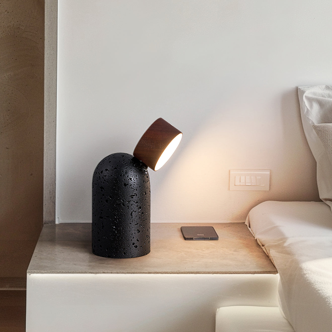 Lámpara de Mesa Moderna con Base de Travertino y Cabeza de Madera Ajustable – Diseño Inalámbrico para Mesita de Noche 6