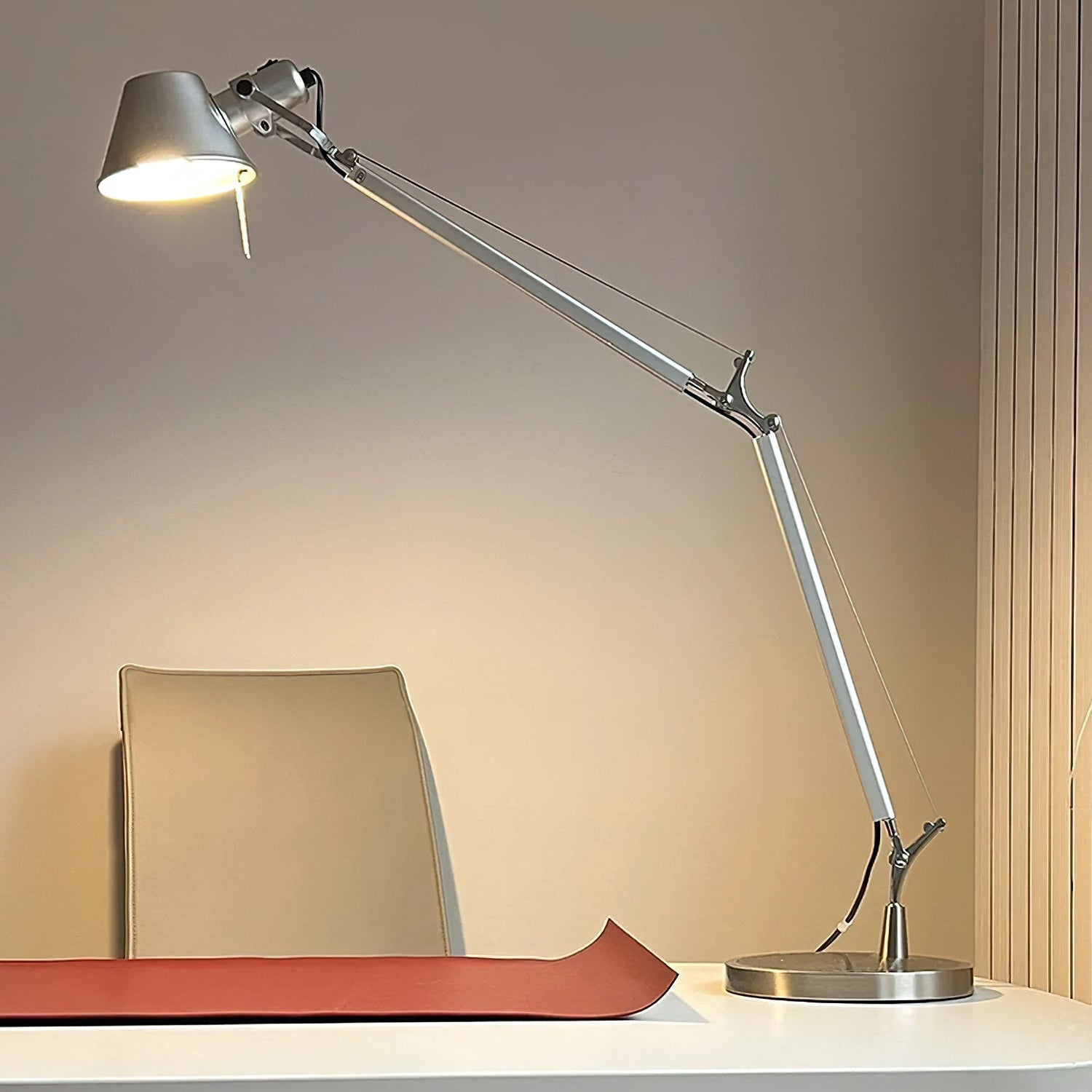 Lámpara de Mesa Moderna con Brazo Ajustable y Acabado Metálico para Oficina y Estudio 3