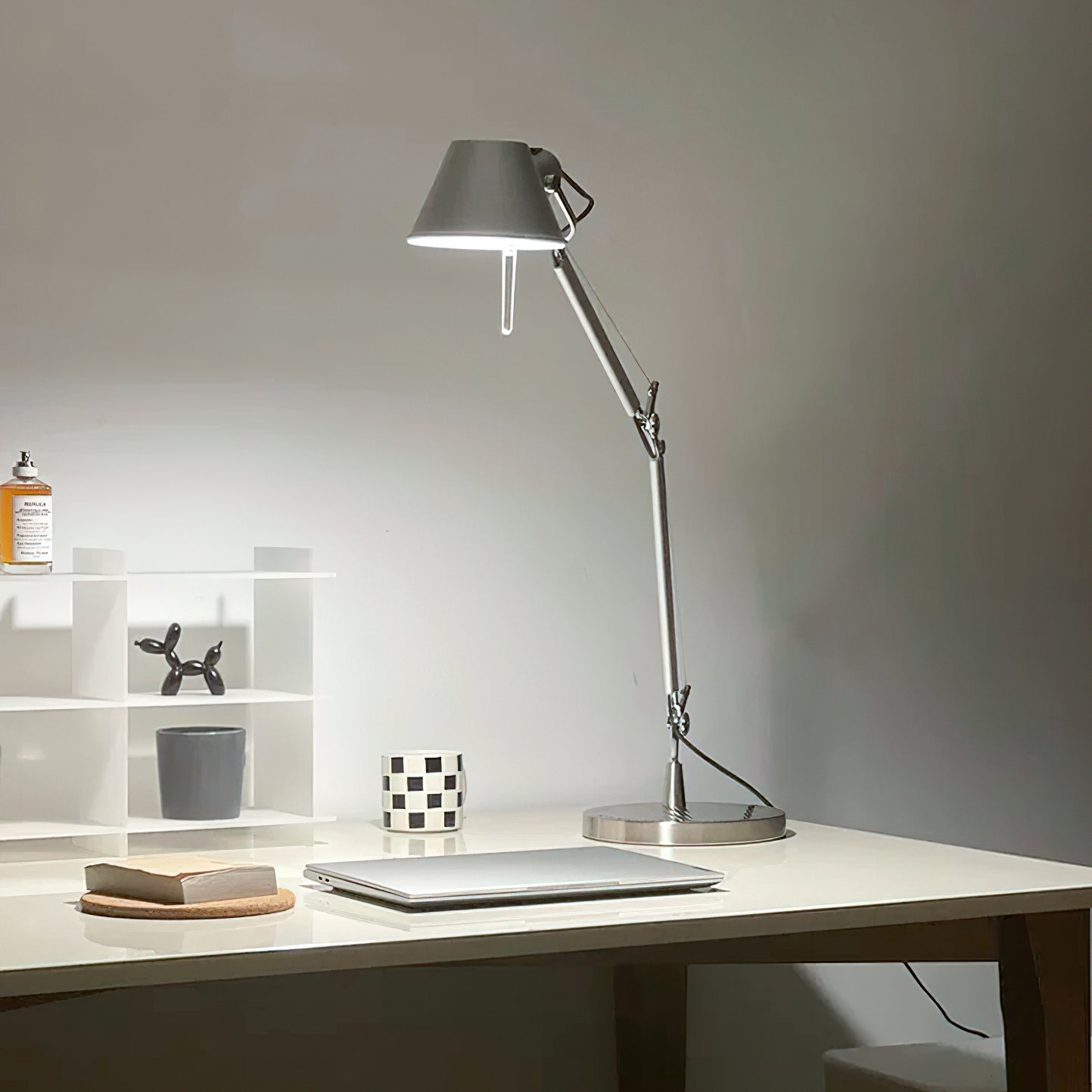 Lámpara de Mesa Moderna con Brazo Ajustable y Acabado Metálico para Oficina y Estudio 4