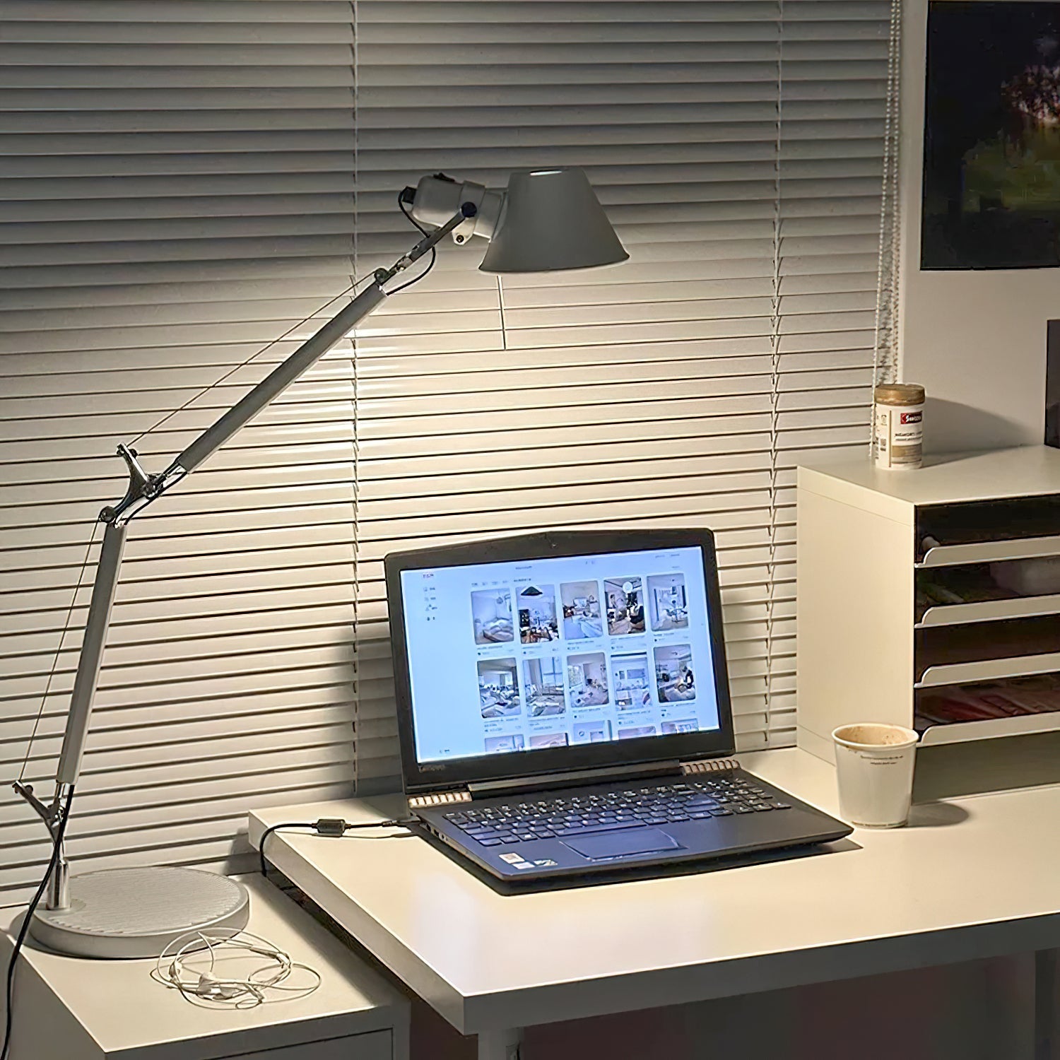 Lámpara de Mesa Moderna con Brazo Ajustable y Acabado Metálico para Oficina y Estudio 7