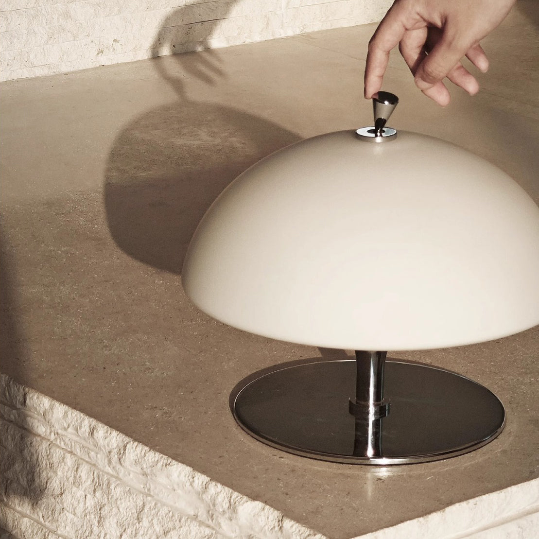 Lámpara de Mesa Moderna con Control Táctil, Pantalla Blanca y Diseño en Metal y Cristal – Ideal para Escritorio y Mesita de Noche 4