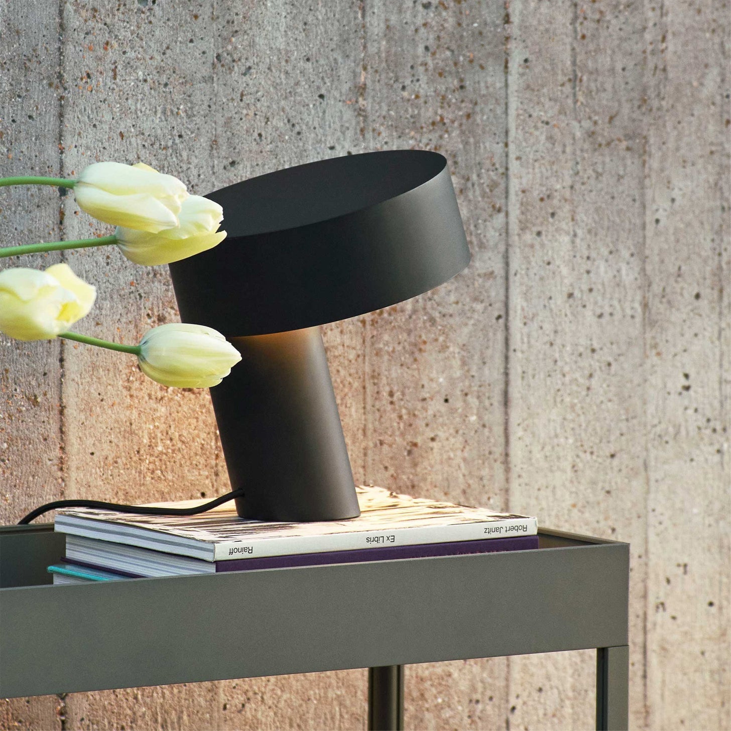 Lámpara de Mesa Moderna con Diseño Inclinable en Metal - Disponible en Blanco, Negro y Verde Caqui 3