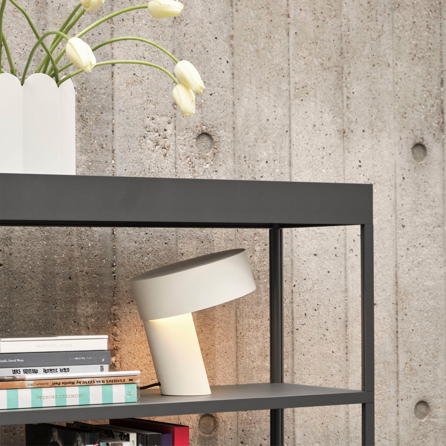 Lámpara de Mesa Moderna con Diseño Inclinable en Metal - Disponible en Blanco, Negro y Verde Caqui 6