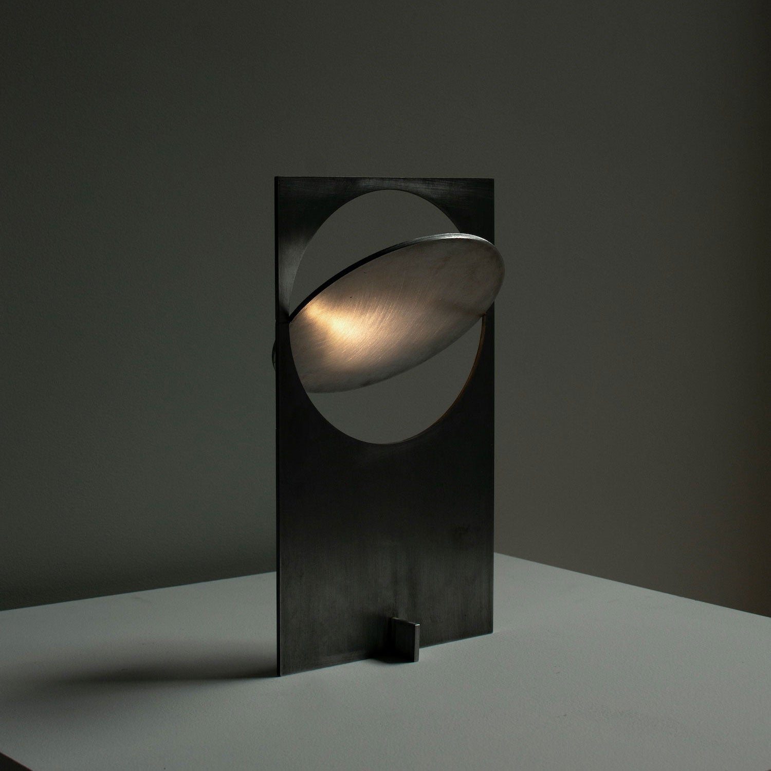 Lámpara de Mesa Moderna con Diseño Minimalista y LED Integrado – Acabado en Aluminio y Metal 2