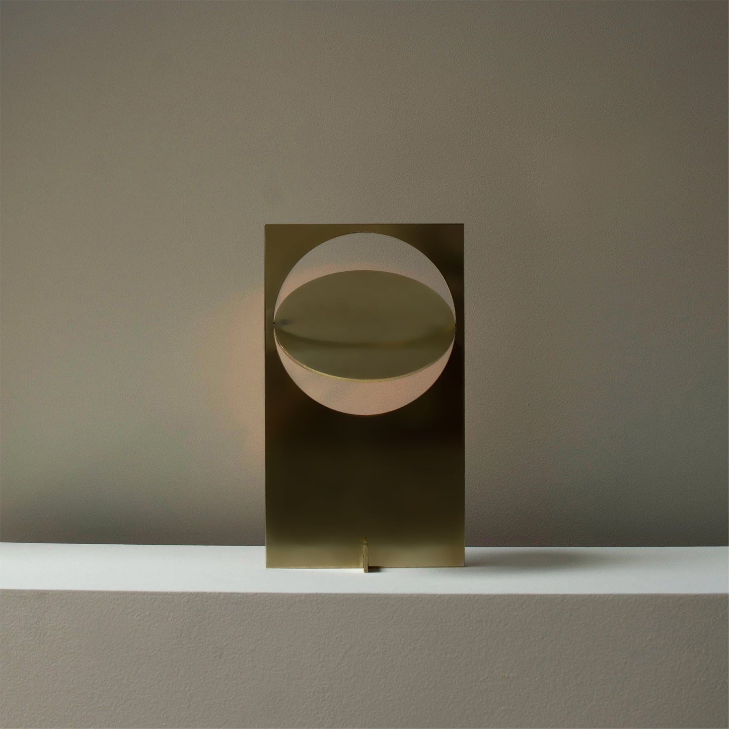Lámpara de Mesa Moderna con Diseño Minimalista y LED Integrado – Acabado en Aluminio y Metal 4