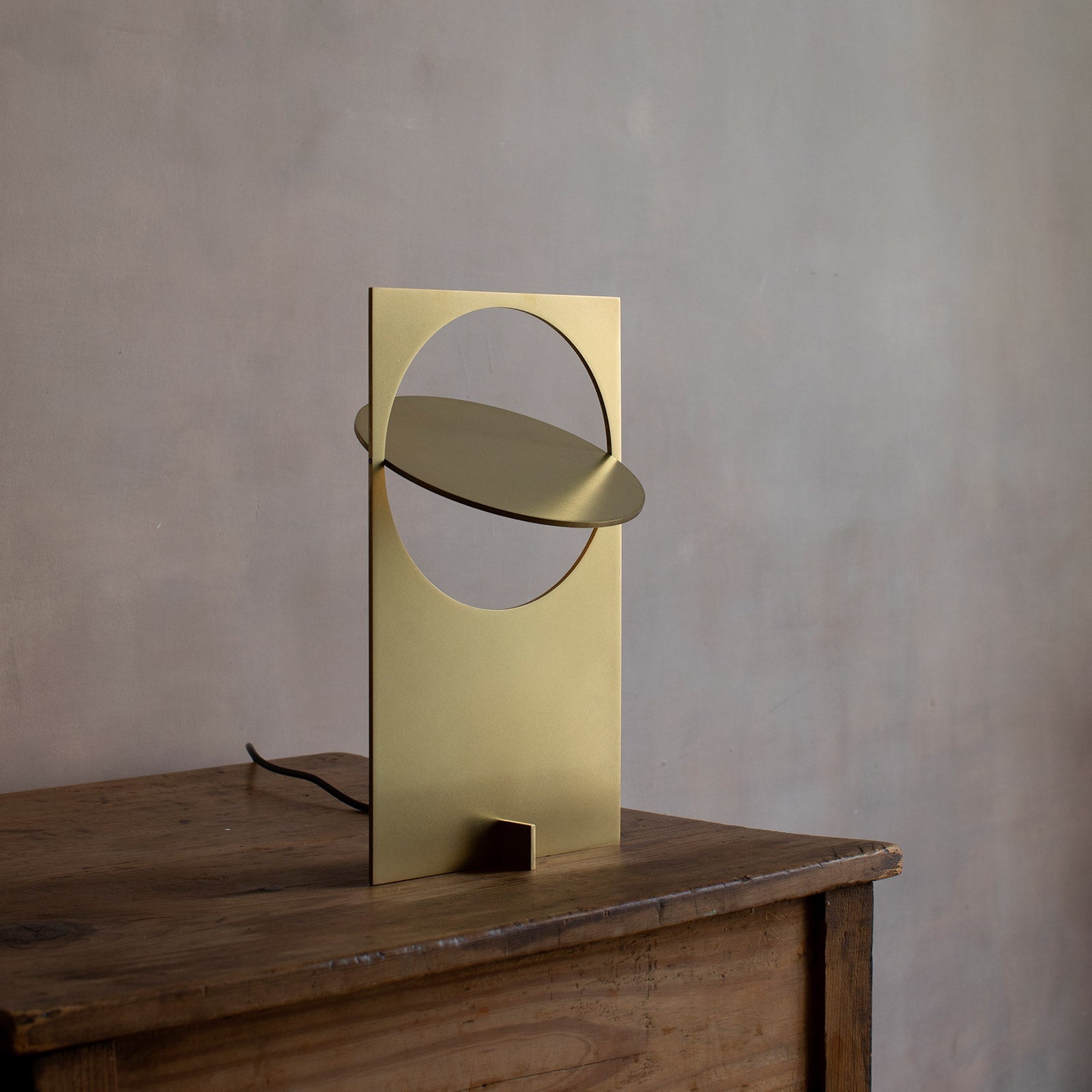 Lámpara de Mesa Moderna con Diseño Minimalista y LED Integrado – Acabado en Aluminio y Metal 5