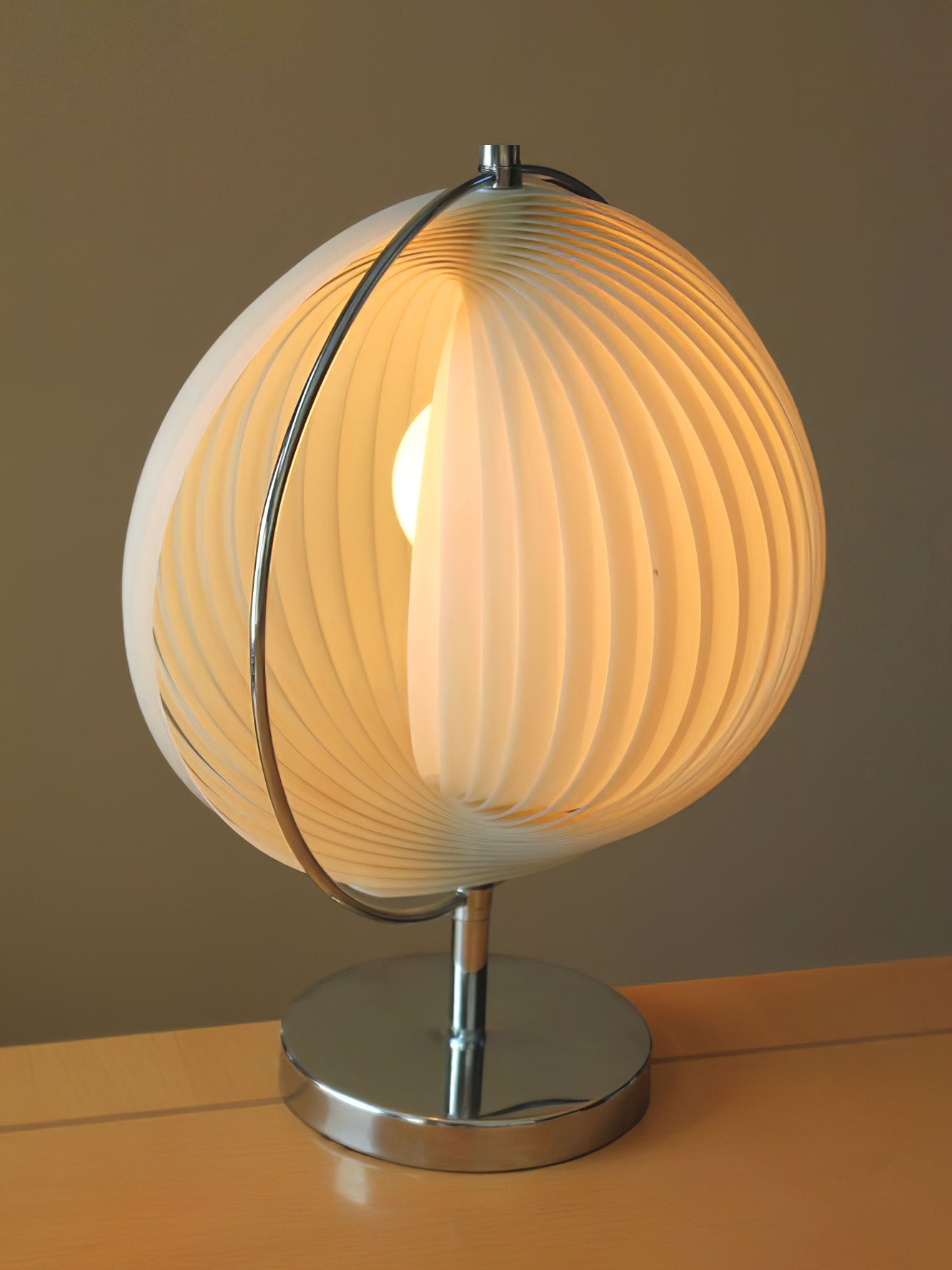 Lámpara de Mesa Moderna con Diseño Vintage y Base E26/E27 – Acabado en Cromo y Pantalla Blanca 3
