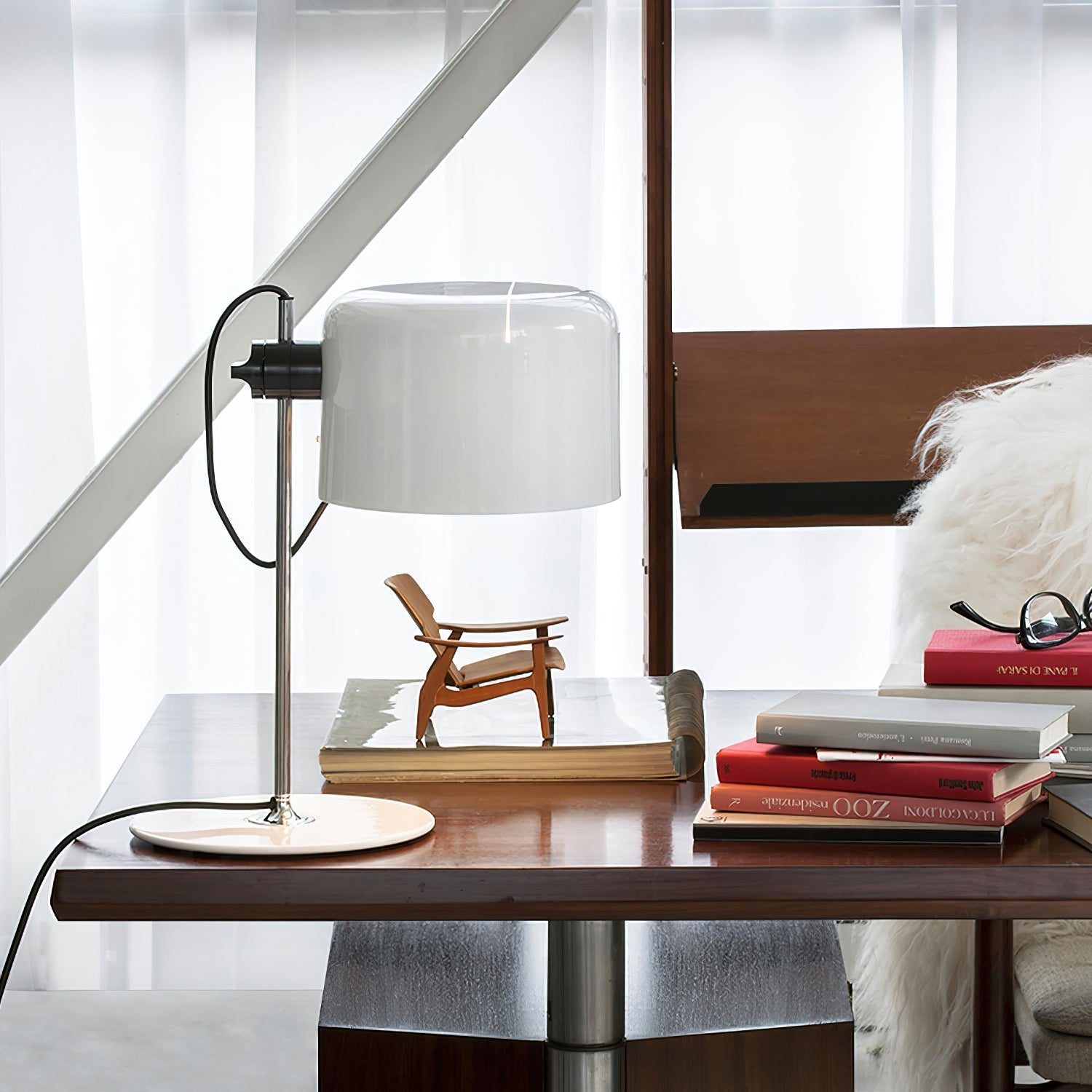 Lámpara de Mesa Moderna con Pantalla Ajustable y Base de Disco en Cromo – Ideal para Escritorio y Mesita de Noche 3