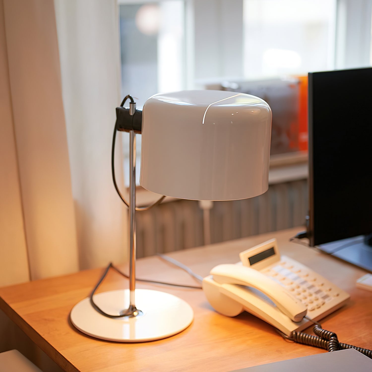 Lámpara de Mesa Moderna con Pantalla Ajustable y Base de Disco en Cromo – Ideal para Escritorio y Mesita de Noche 4