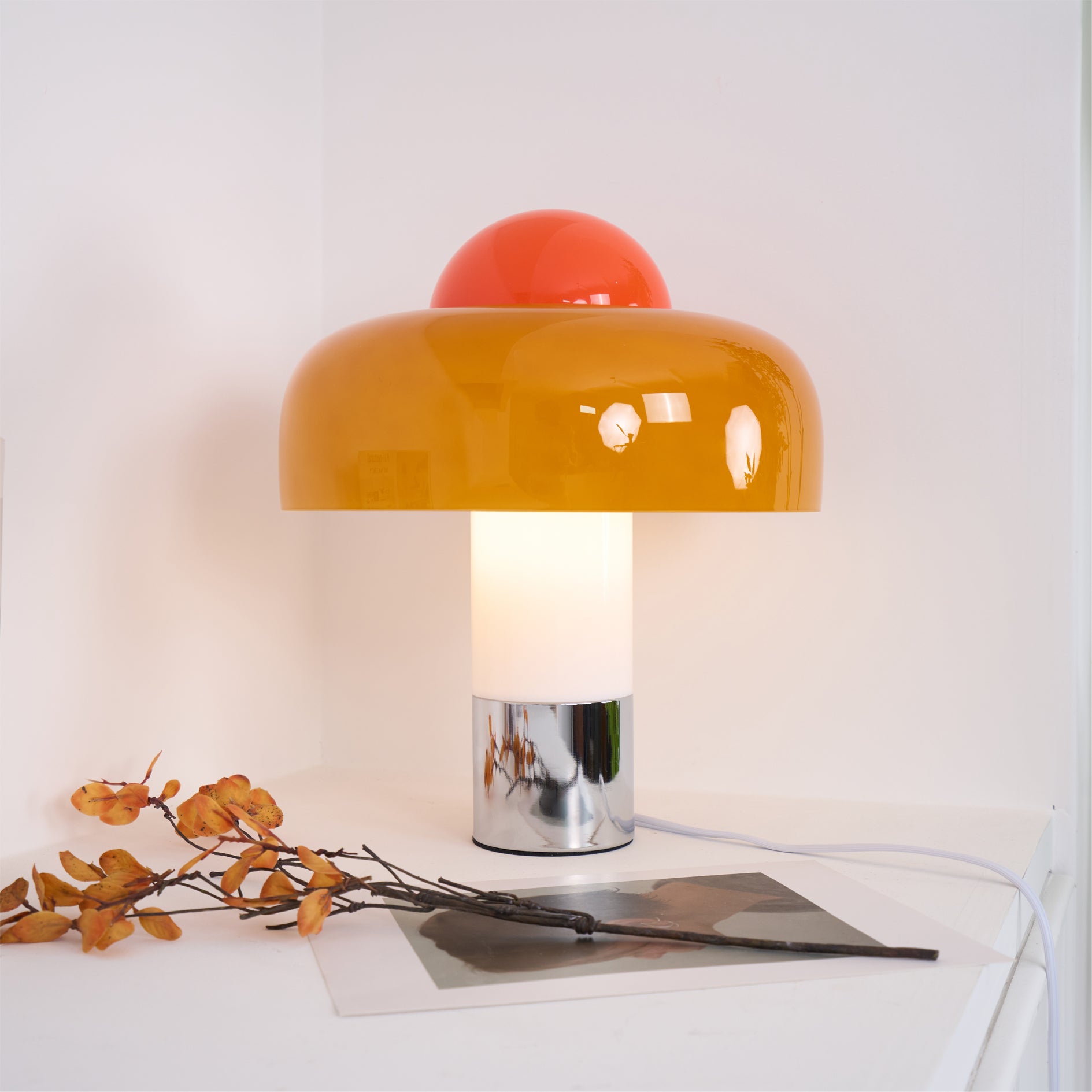 Lámpara de Mesa Moderna con Pantalla de Vidrio Naranja y Base de Metal 3