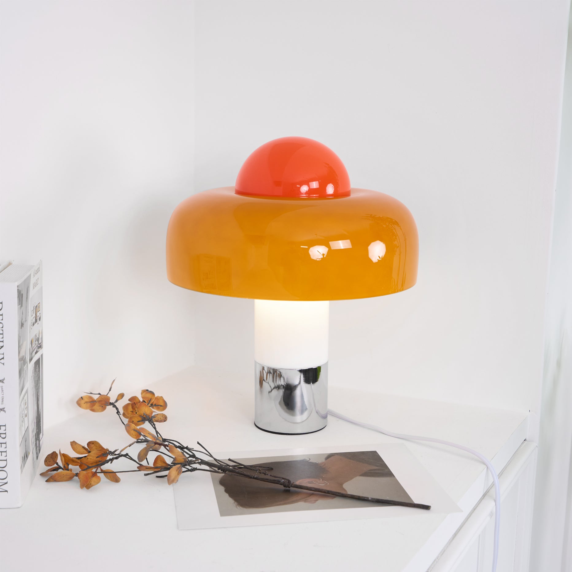 Lámpara de Mesa Moderna con Pantalla de Vidrio Naranja y Base de Metal 4
