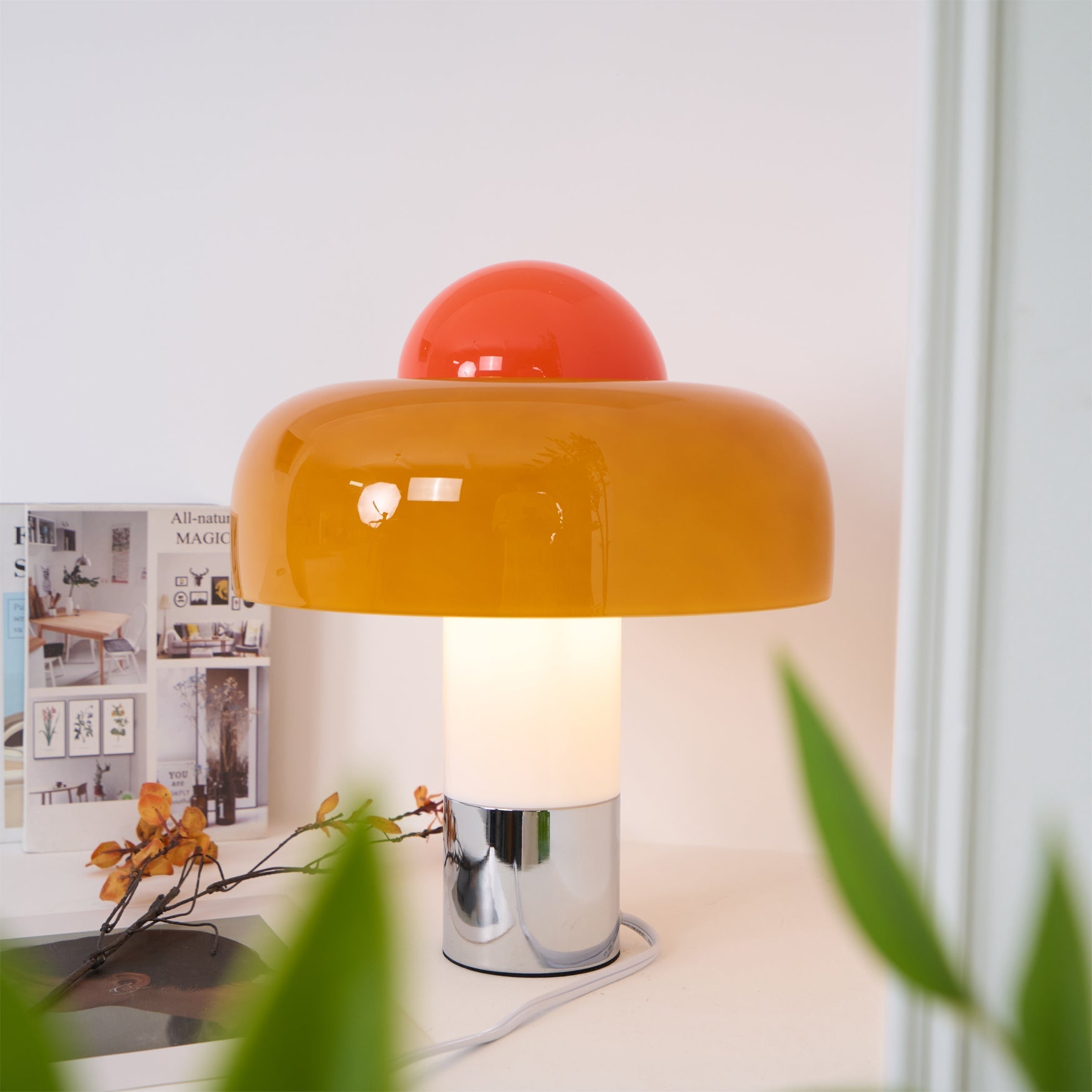 Lámpara de Mesa Moderna con Pantalla de Vidrio Naranja y Base de Metal 6