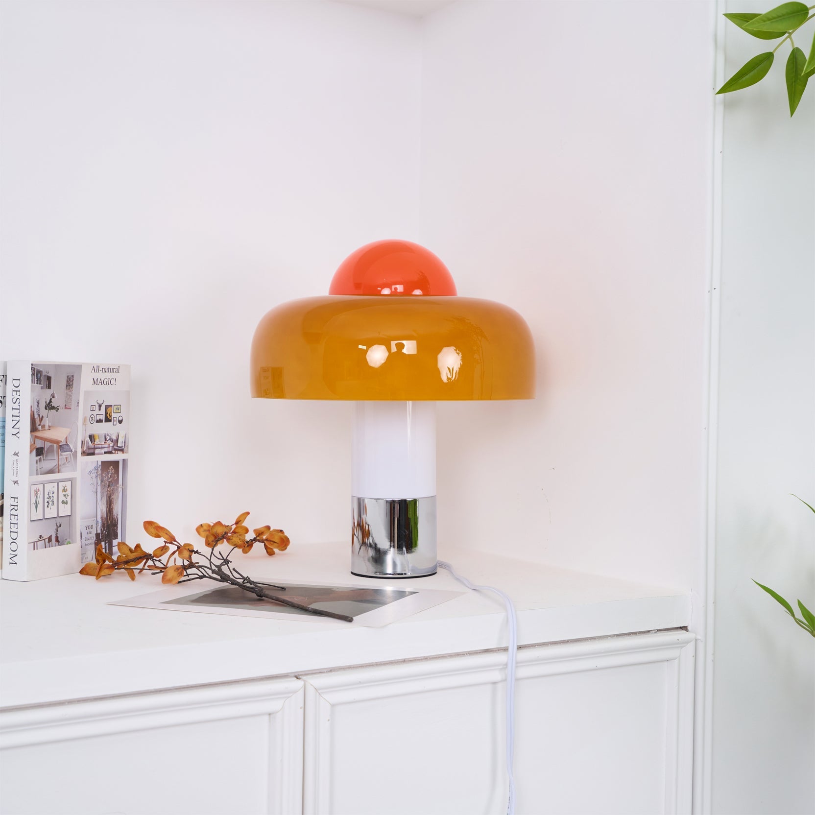 Lámpara de Mesa Moderna con Pantalla de Vidrio Naranja y Base de Metal 8
