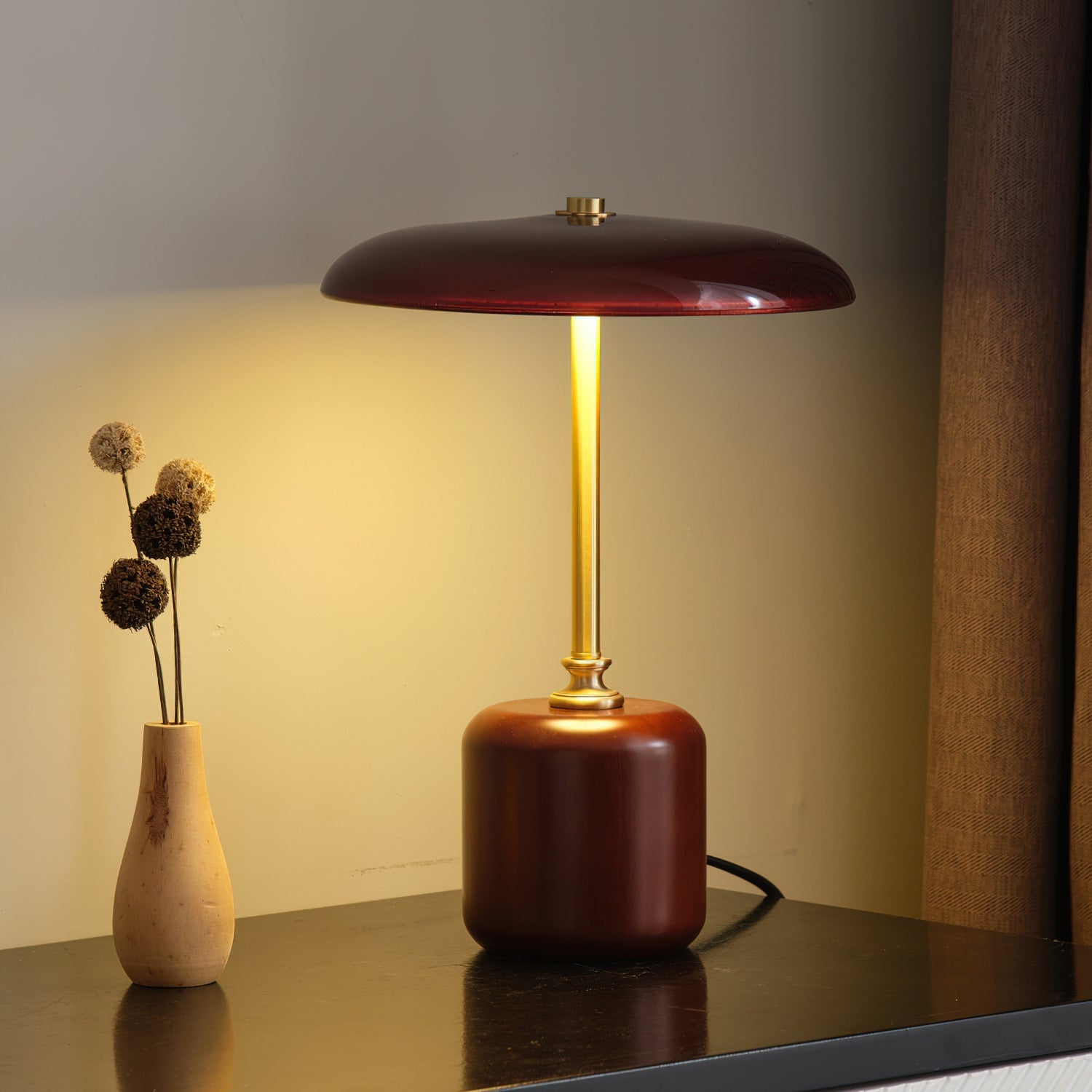 Lámpara de Mesa Moderna de Brass y Madera con Pantalla Roja y Gris - Iluminación Interior Elegante para Mesita de Noche 2
