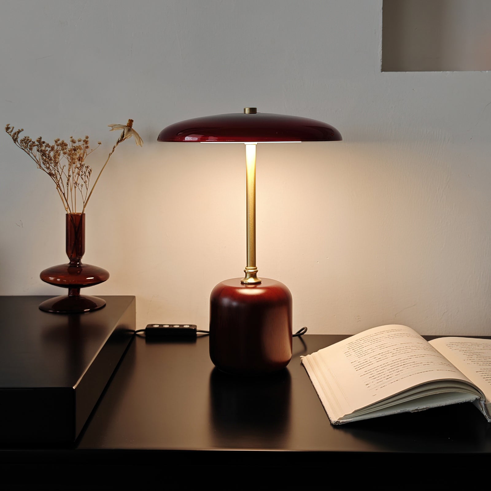 Lámpara de Mesa Moderna de Brass y Madera con Pantalla Roja y Gris - Iluminación Interior Elegante para Mesita de Noche 3