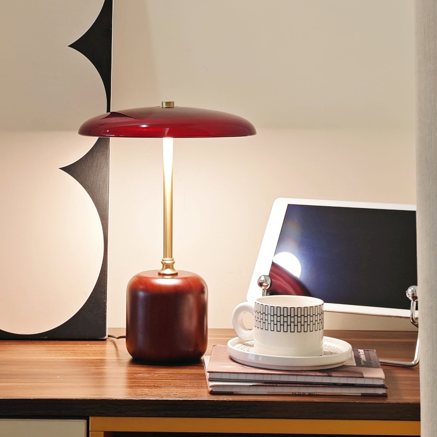 Lámpara de Mesa Moderna de Brass y Madera con Pantalla Roja y Gris - Iluminación Interior Elegante para Mesita de Noche 4