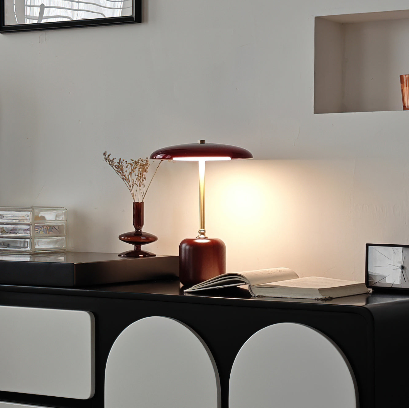 Lámpara de Mesa Moderna de Brass y Madera con Pantalla Roja y Gris - Iluminación Interior Elegante para Mesita de Noche 5