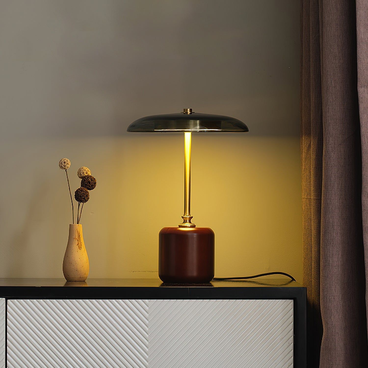 Lámpara de Mesa Moderna de Brass y Madera con Pantalla Roja y Gris - Iluminación Interior Elegante para Mesita de Noche 6
