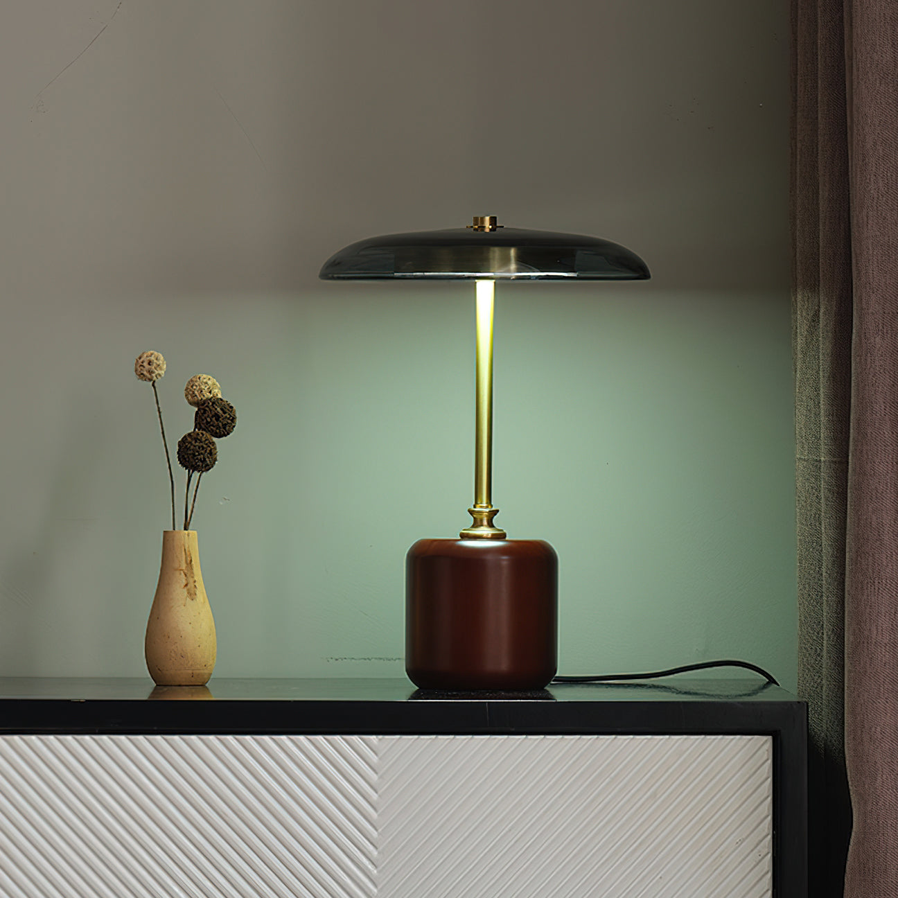 Lámpara de Mesa Moderna de Brass y Madera con Pantalla Roja y Gris - Iluminación Interior Elegante para Mesita de Noche 7