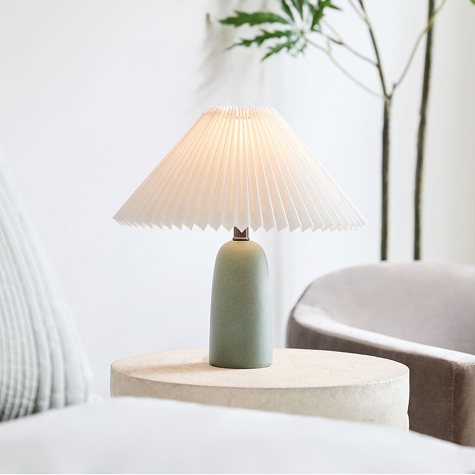 Lámpara de Mesa Moderna de Cerámica Beige y Verde con Pantalla Plisada para Escritorio y Mesita de Noche 2