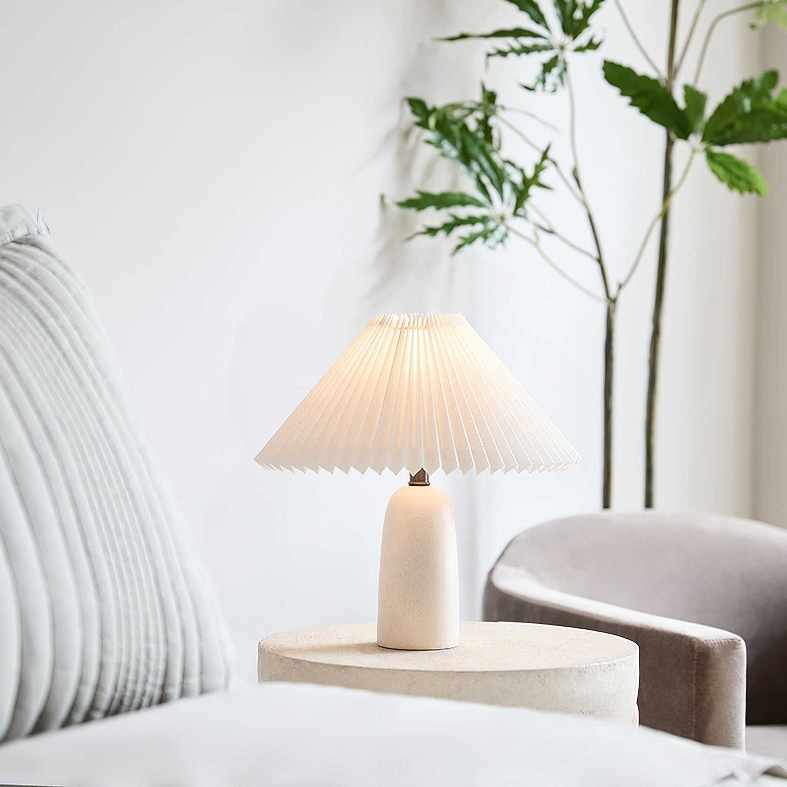 Lámpara de Mesa Moderna de Cerámica Beige y Verde con Pantalla Plisada para Escritorio y Mesita de Noche 3