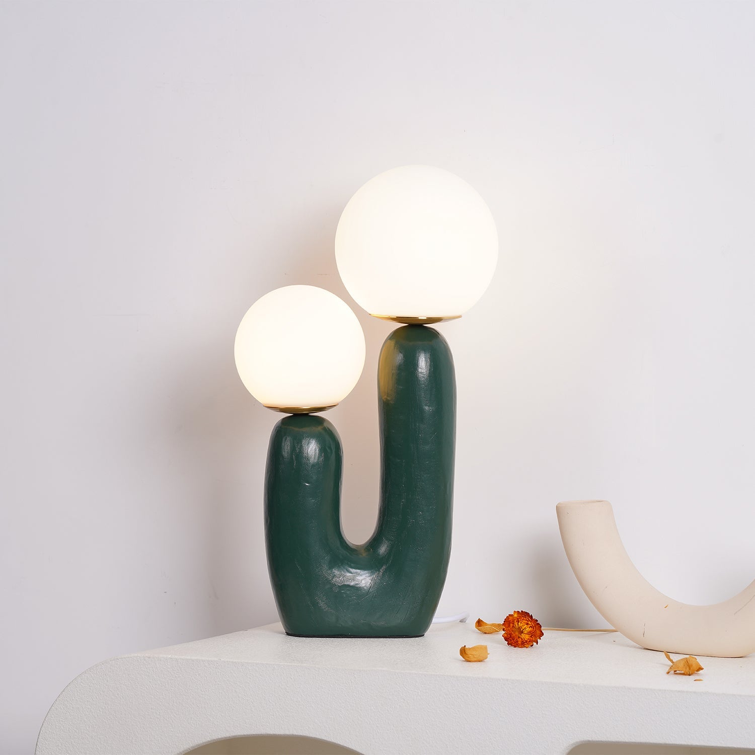 Lámpara de Mesa Moderna de Resina y Metal, 26 cm, Disponible en Verde, Rosa, Terracota y Blanco - Ideal para Escritorios y Mesitas de Noche 10