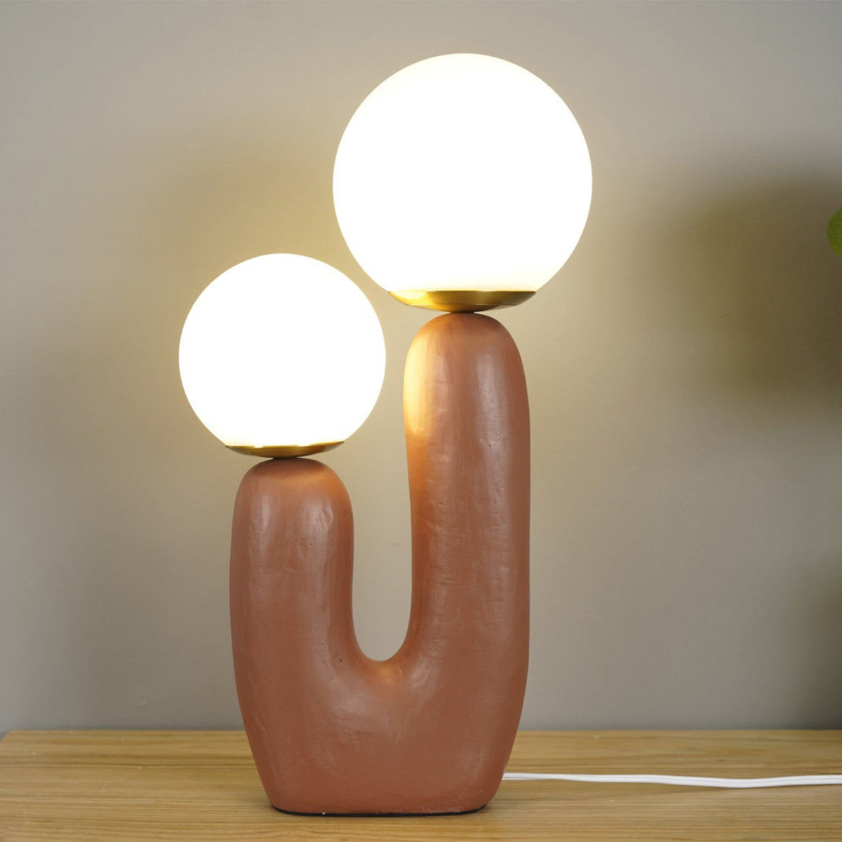 Bronea - Lámpara de Mesa Moderna de Resina y Metal - 26 cm - Disponible en Verde - Rosa - Terracota y Blanco - Ideal para Escritorios y Mesitas de Noche