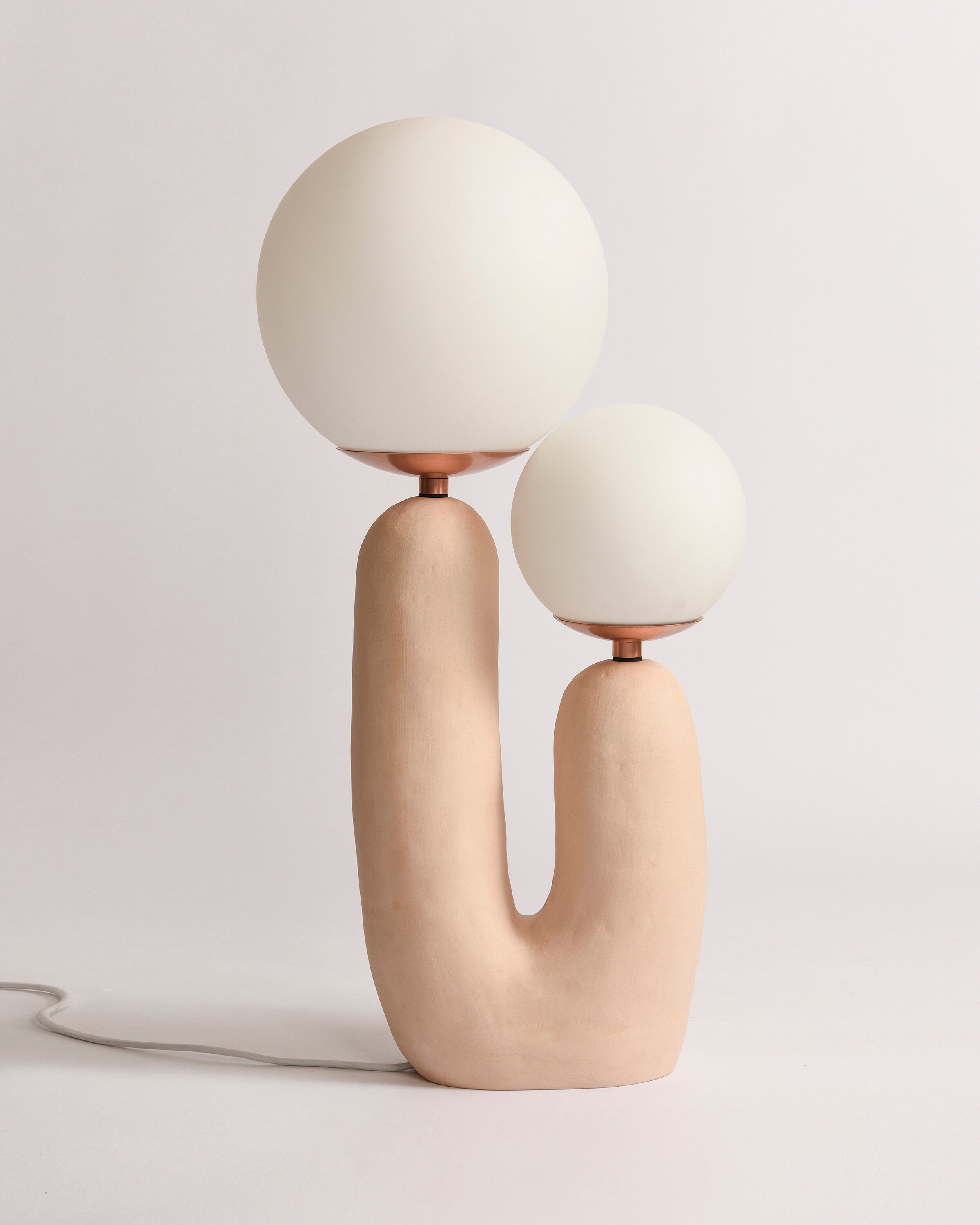 Lámpara de Mesa Moderna de Resina y Metal, 26 cm, Disponible en Verde, Rosa, Terracota y Blanco - Ideal para Escritorios y Mesitas de Noche 3